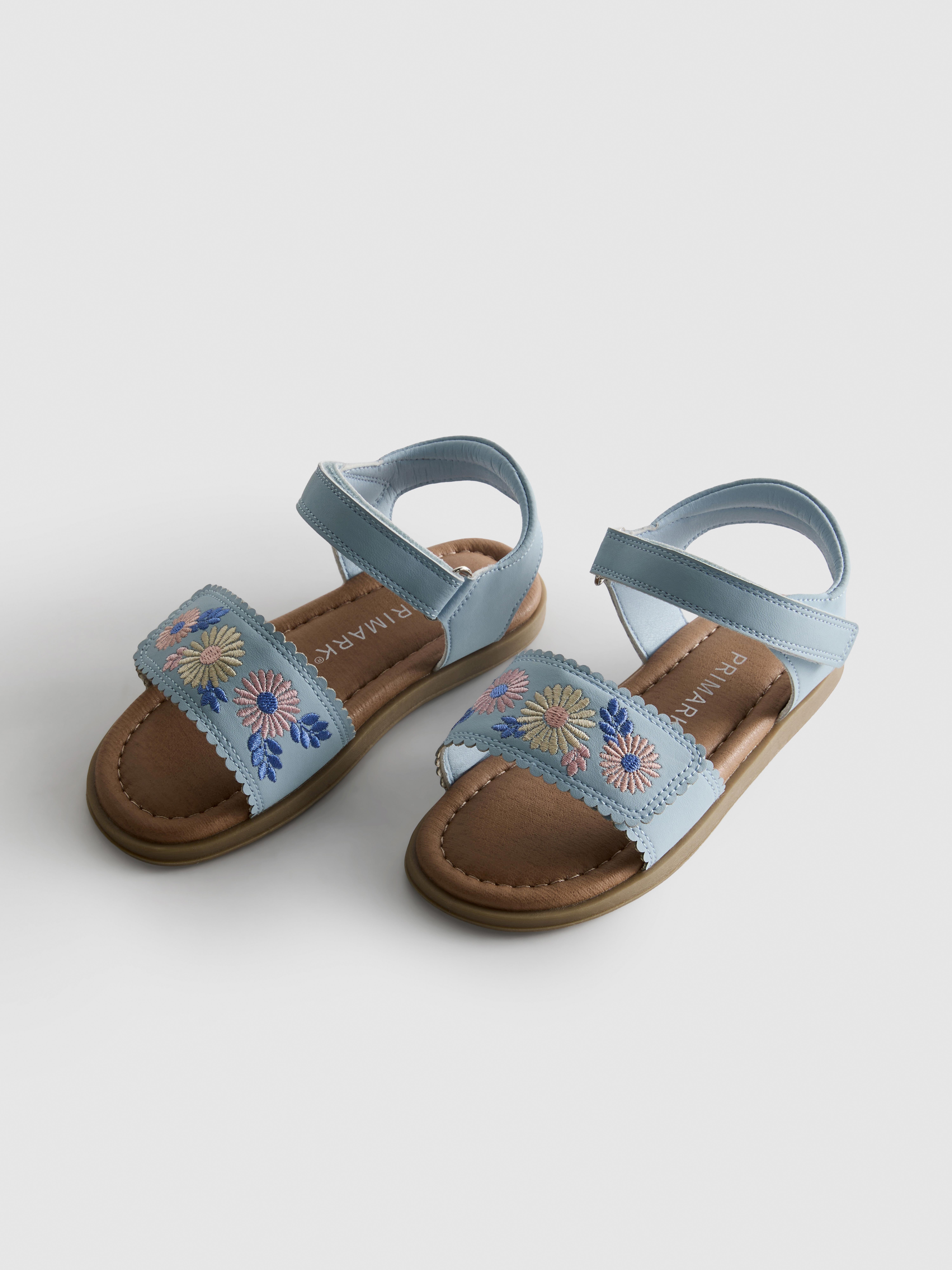 Sandalias con flores bordadas
