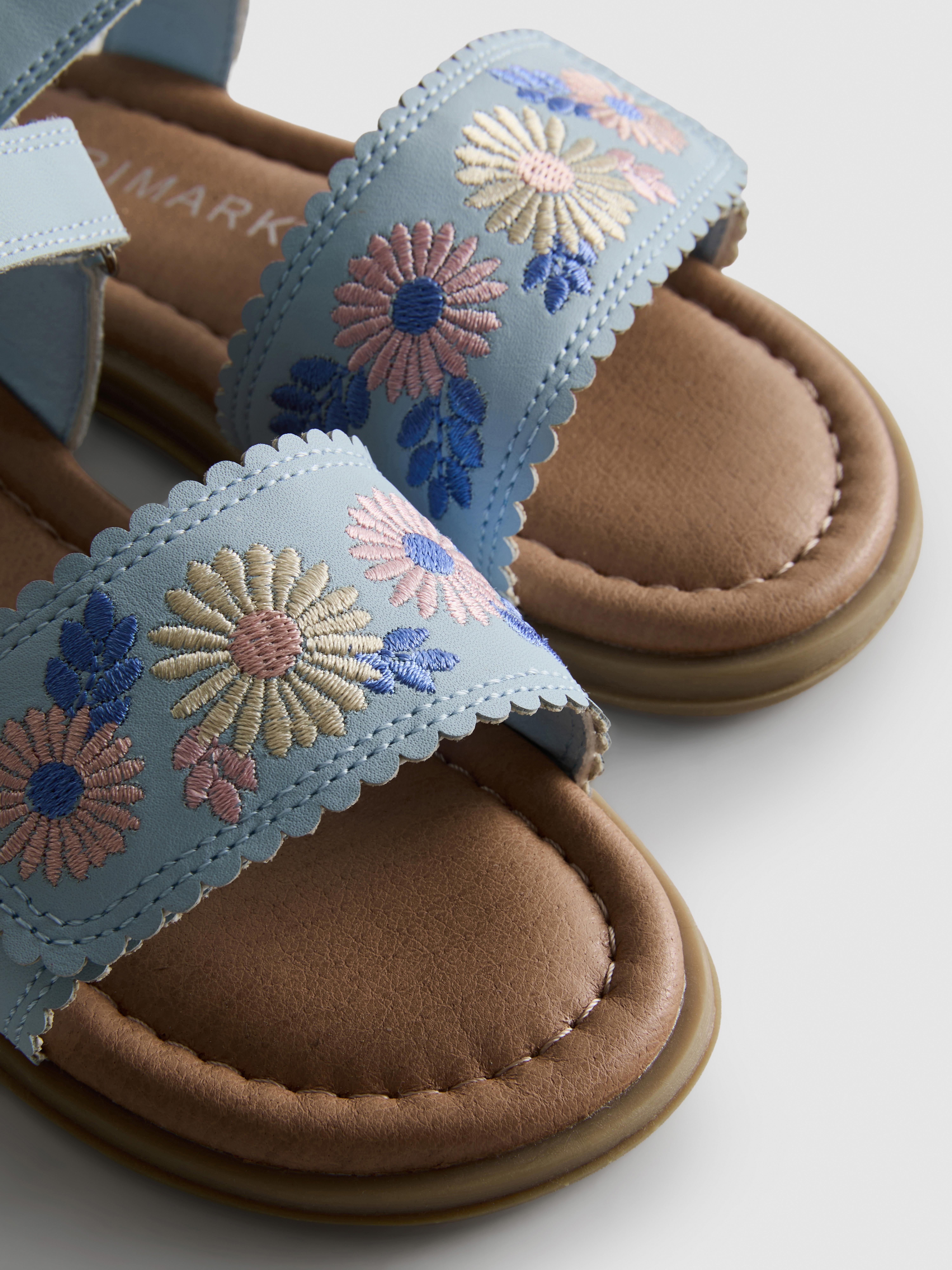 Sandalias con flores bordadas