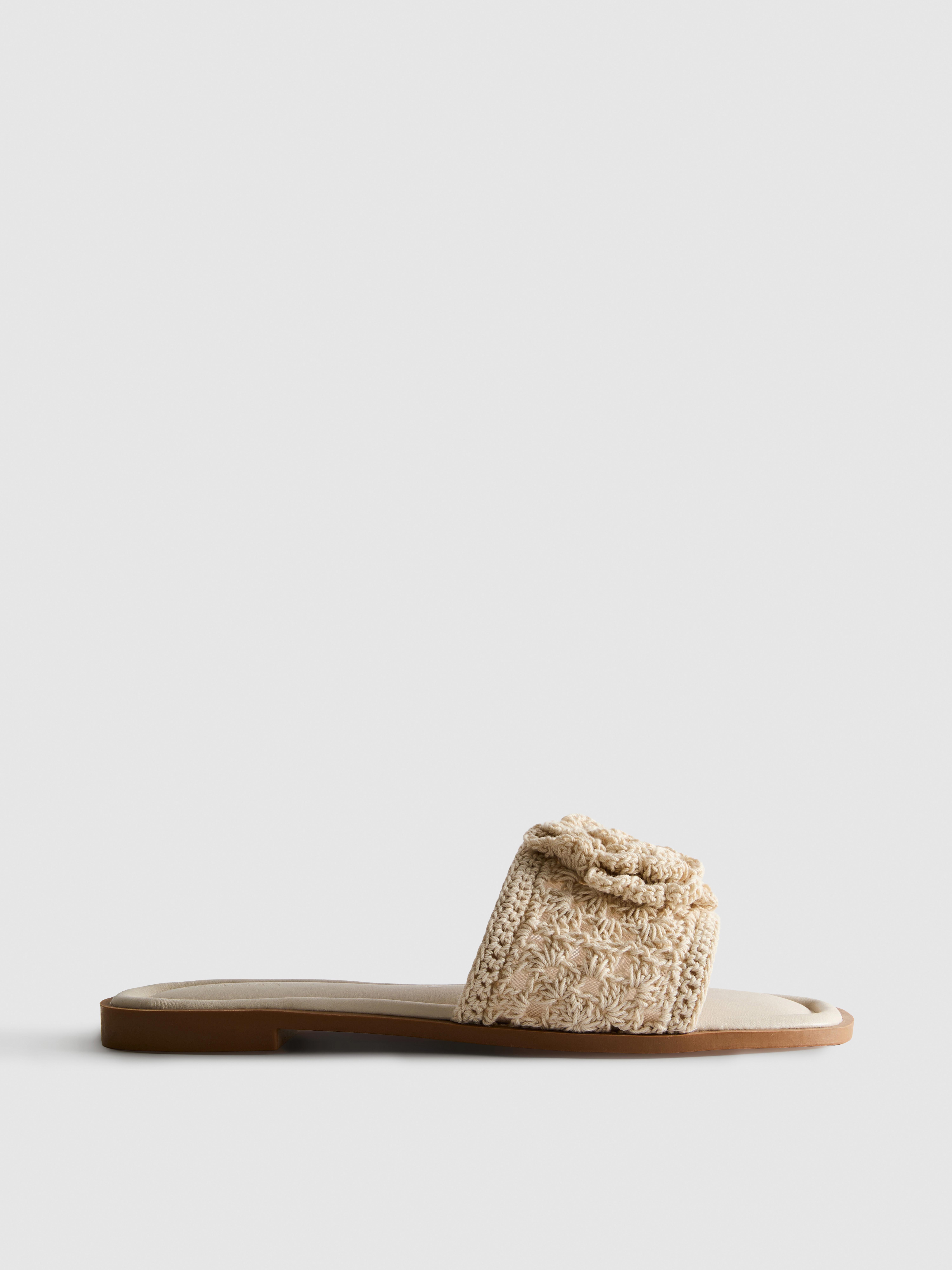 Mules en crochet à motif floral