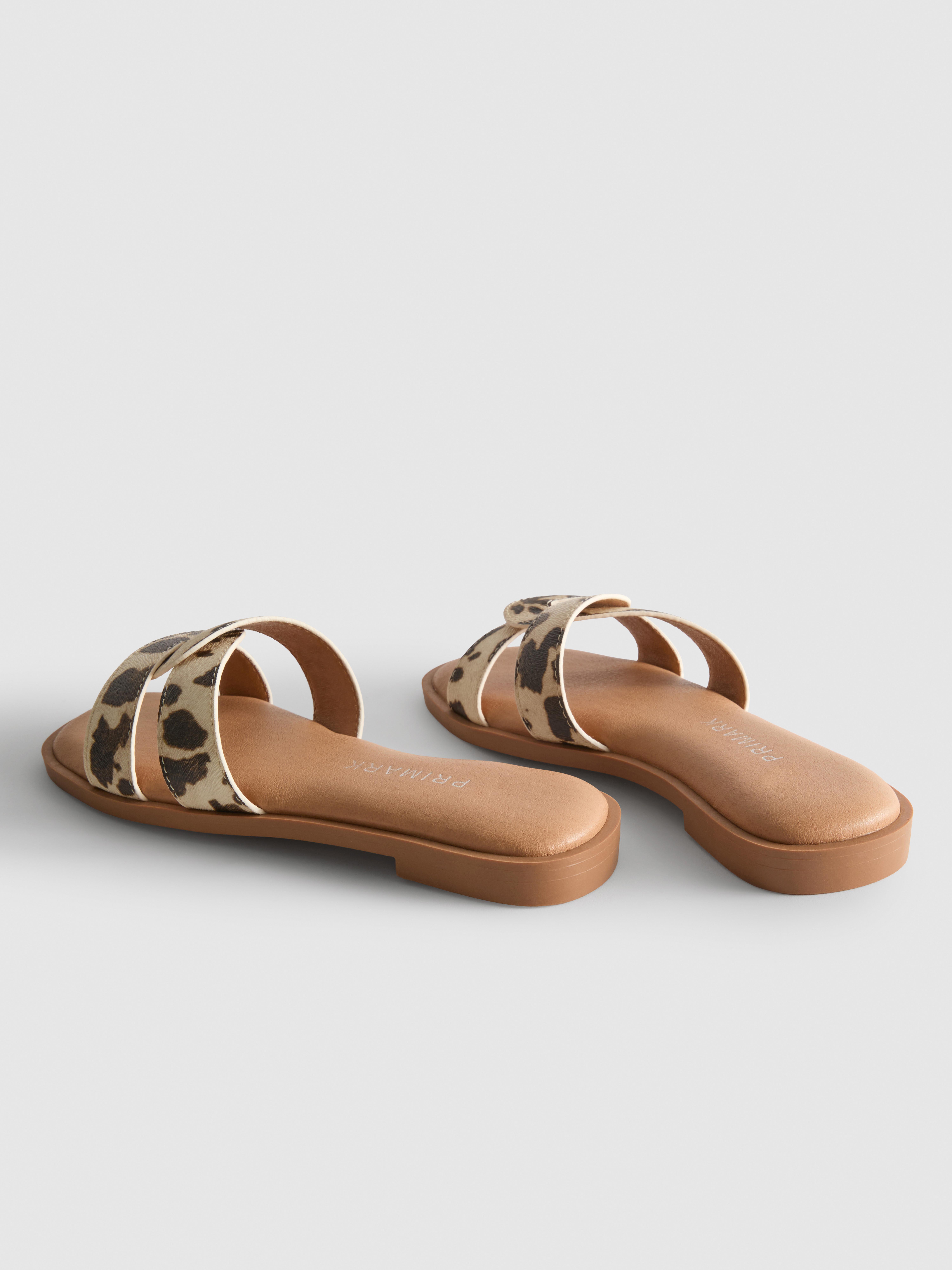 Sandalen mit überkreuztem Riemen