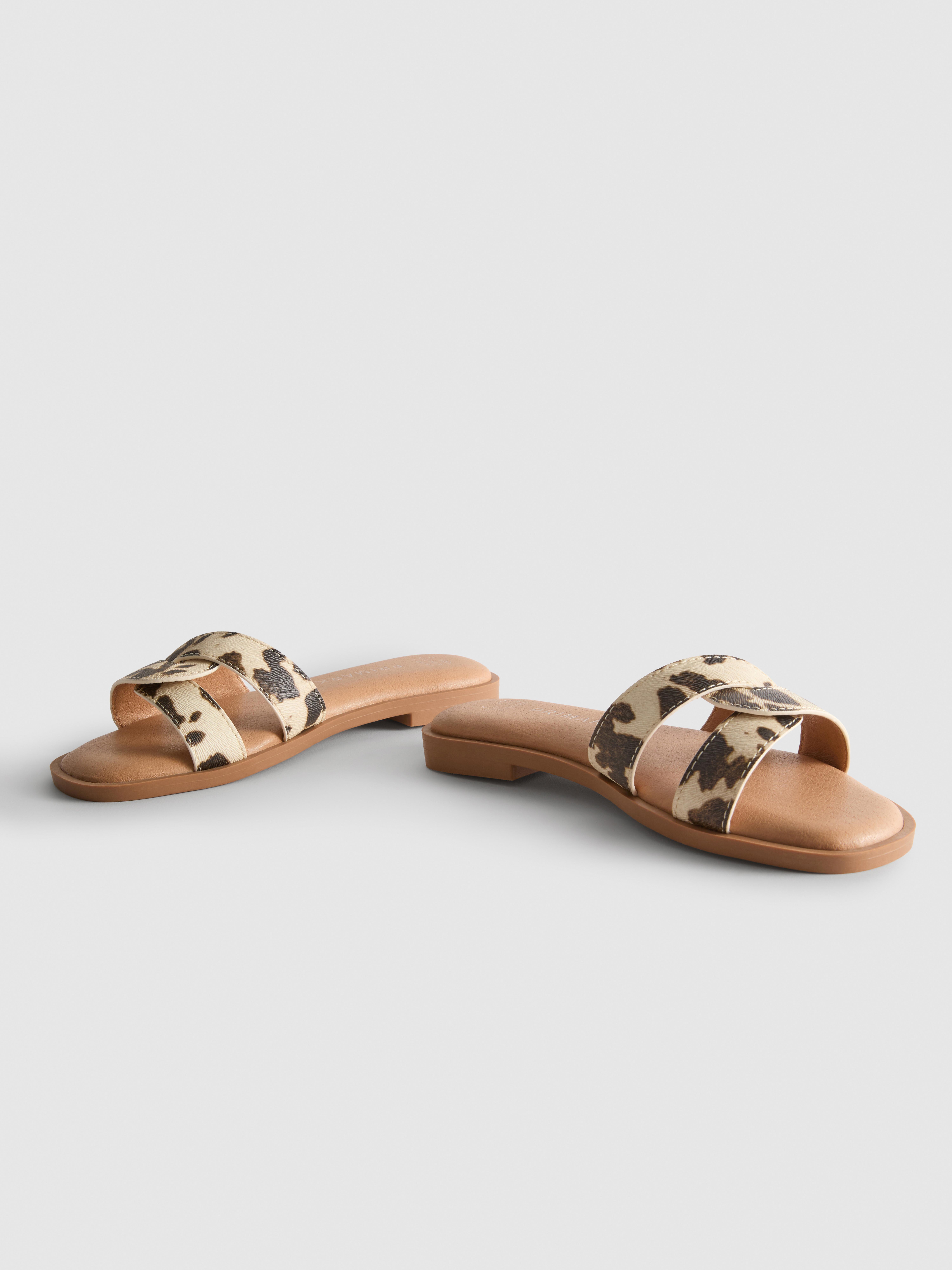 Sandalen mit überkreuztem Riemen