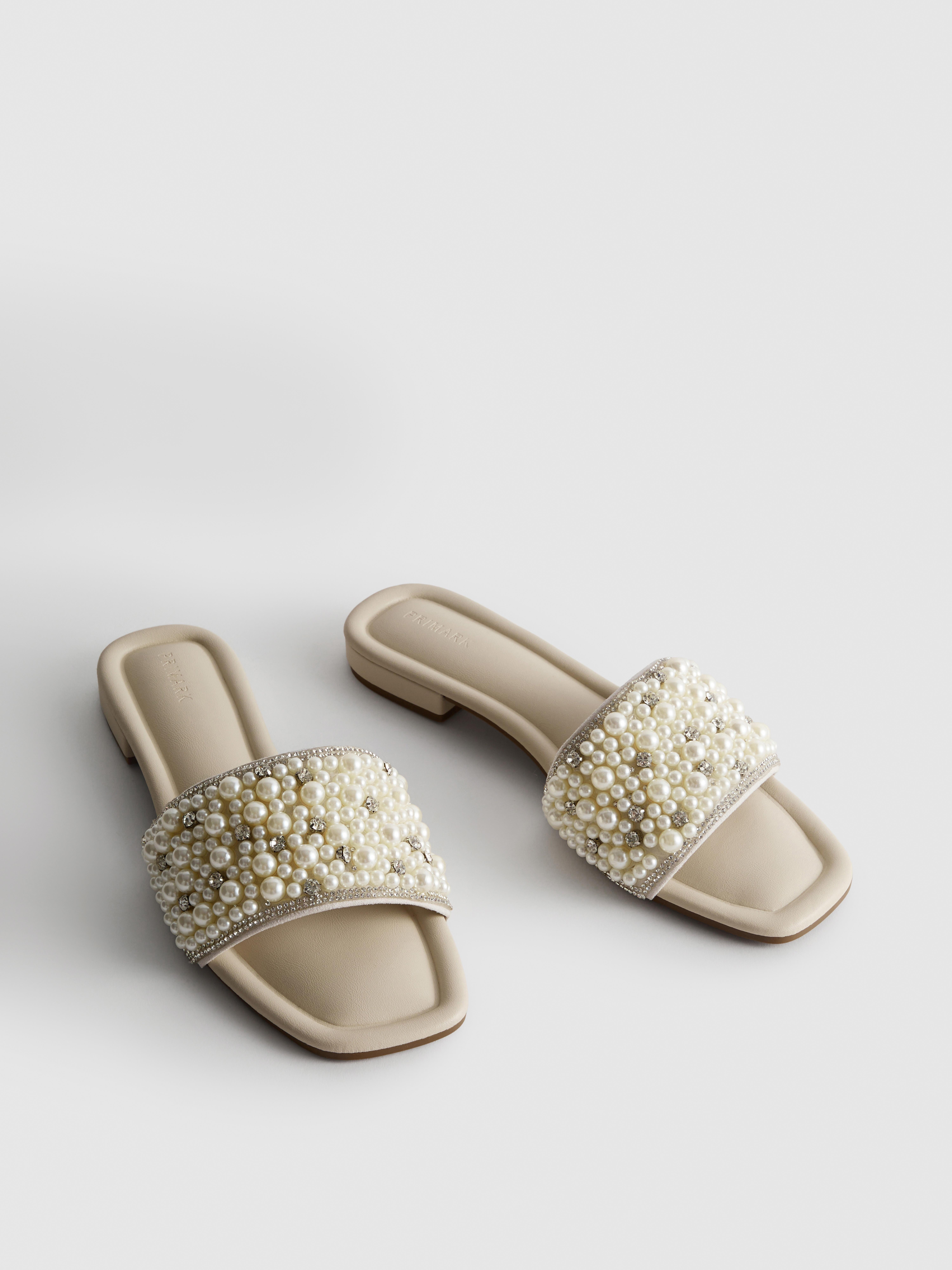 Sandały typu mule ze sztucznymi perełkami