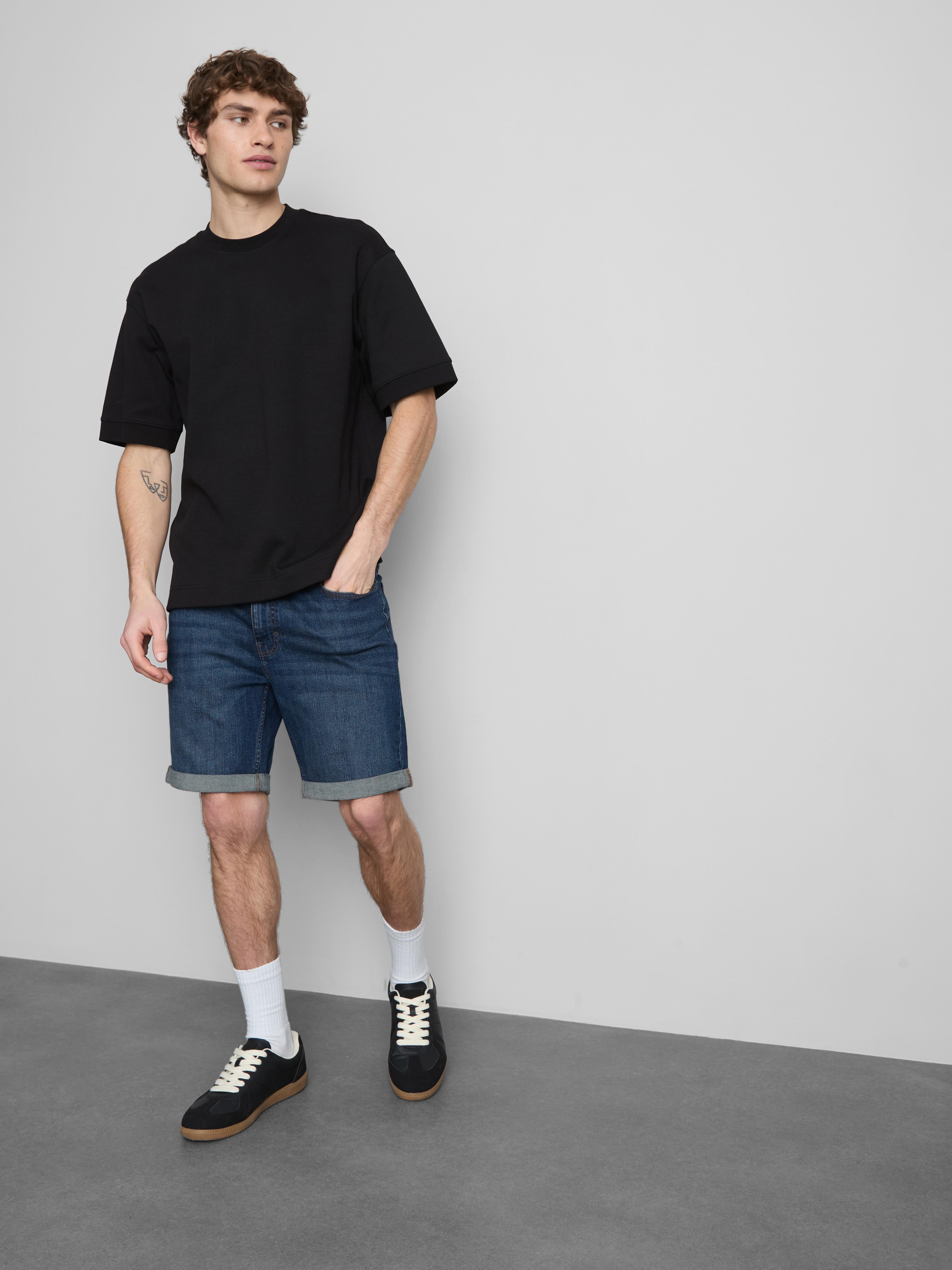 Pantaloni scurți mulați din denim cu talie medie