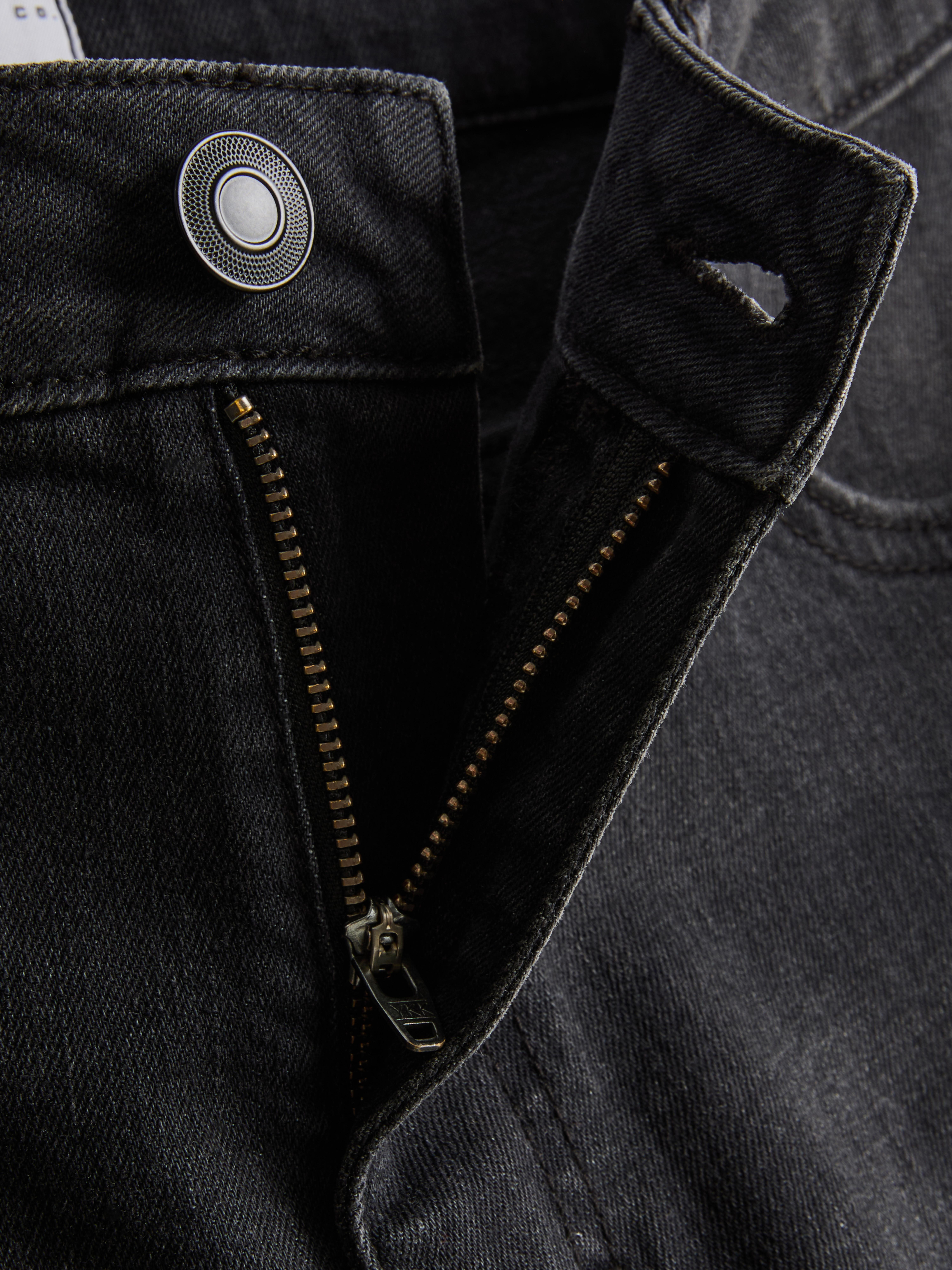 Vaqueros cortos ajustados de talle medio