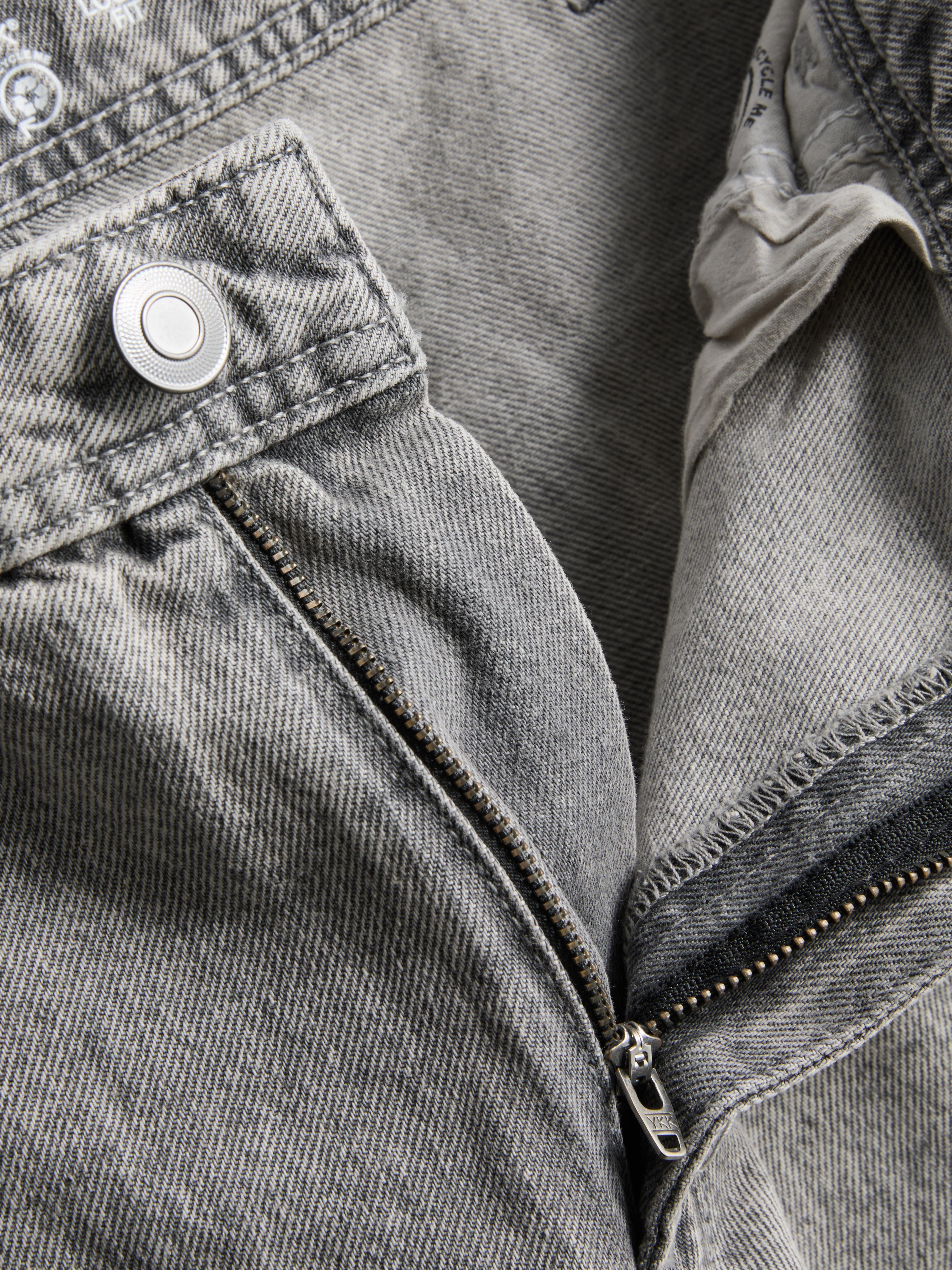 Cargo džíny se středně vysokým pasem a širšími nohavicemi