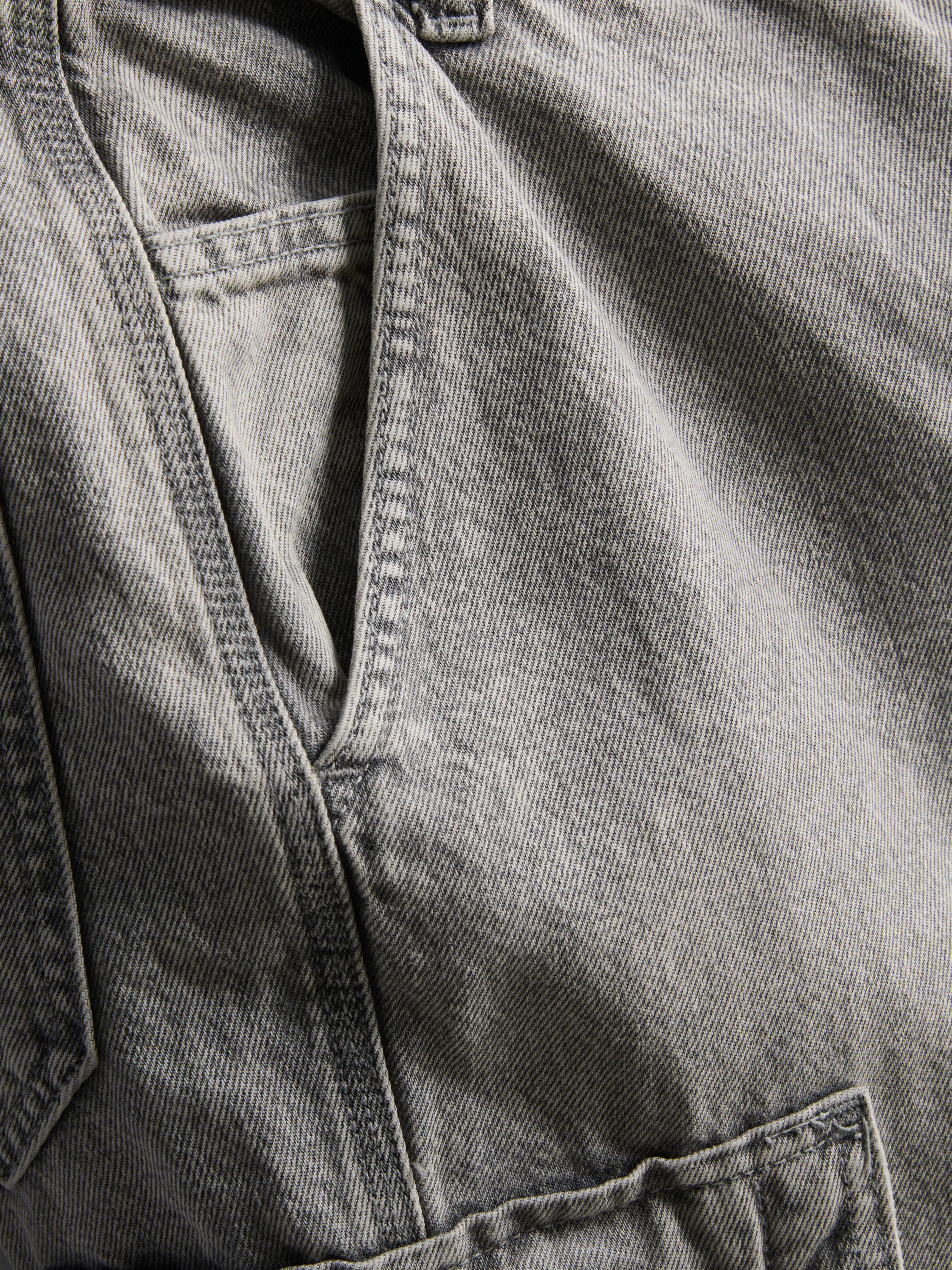 Cargo džíny se středně vysokým pasem a širšími nohavicemi