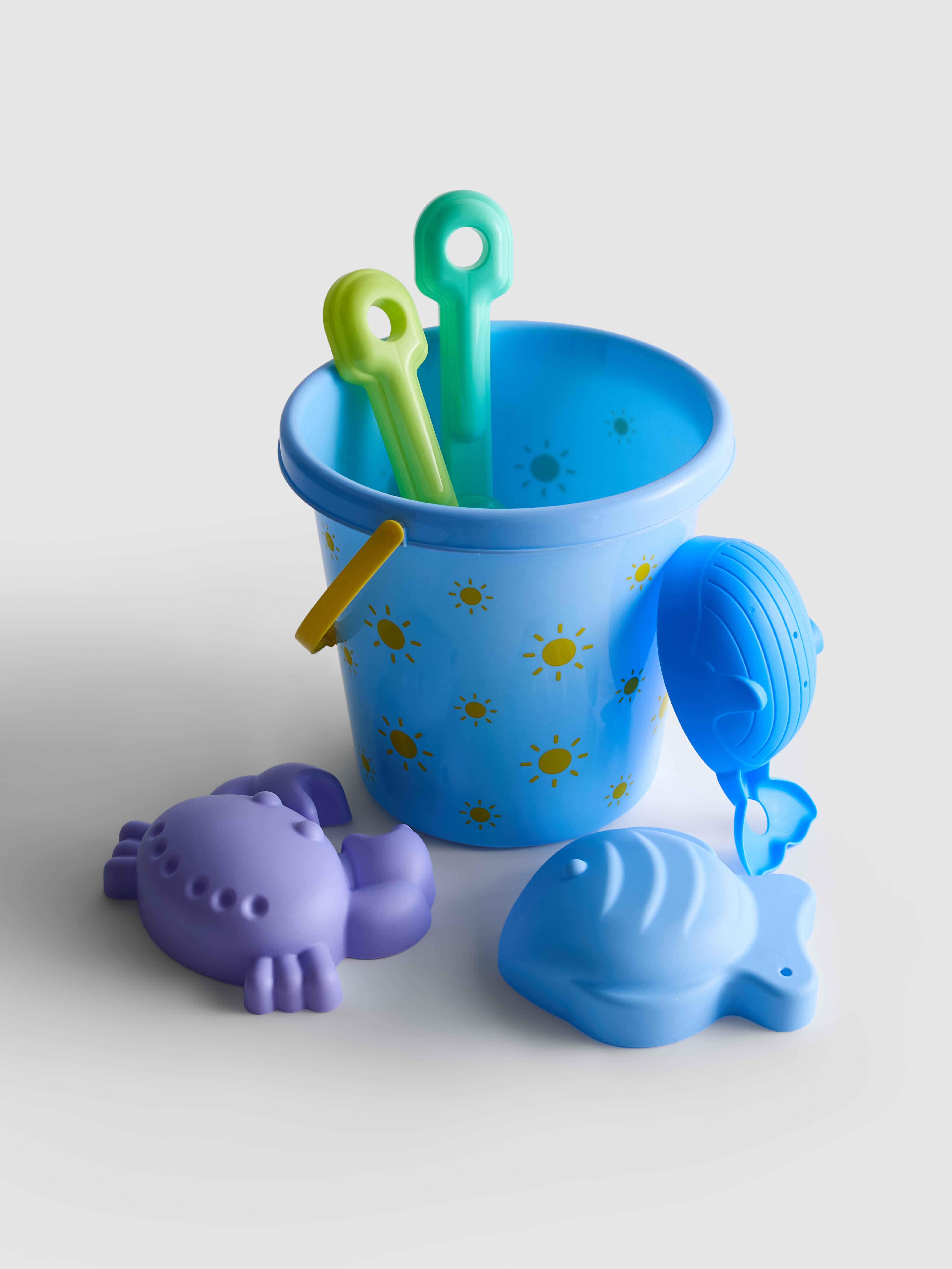 Zestaw na plażę z wiaderkiem i zabawkami