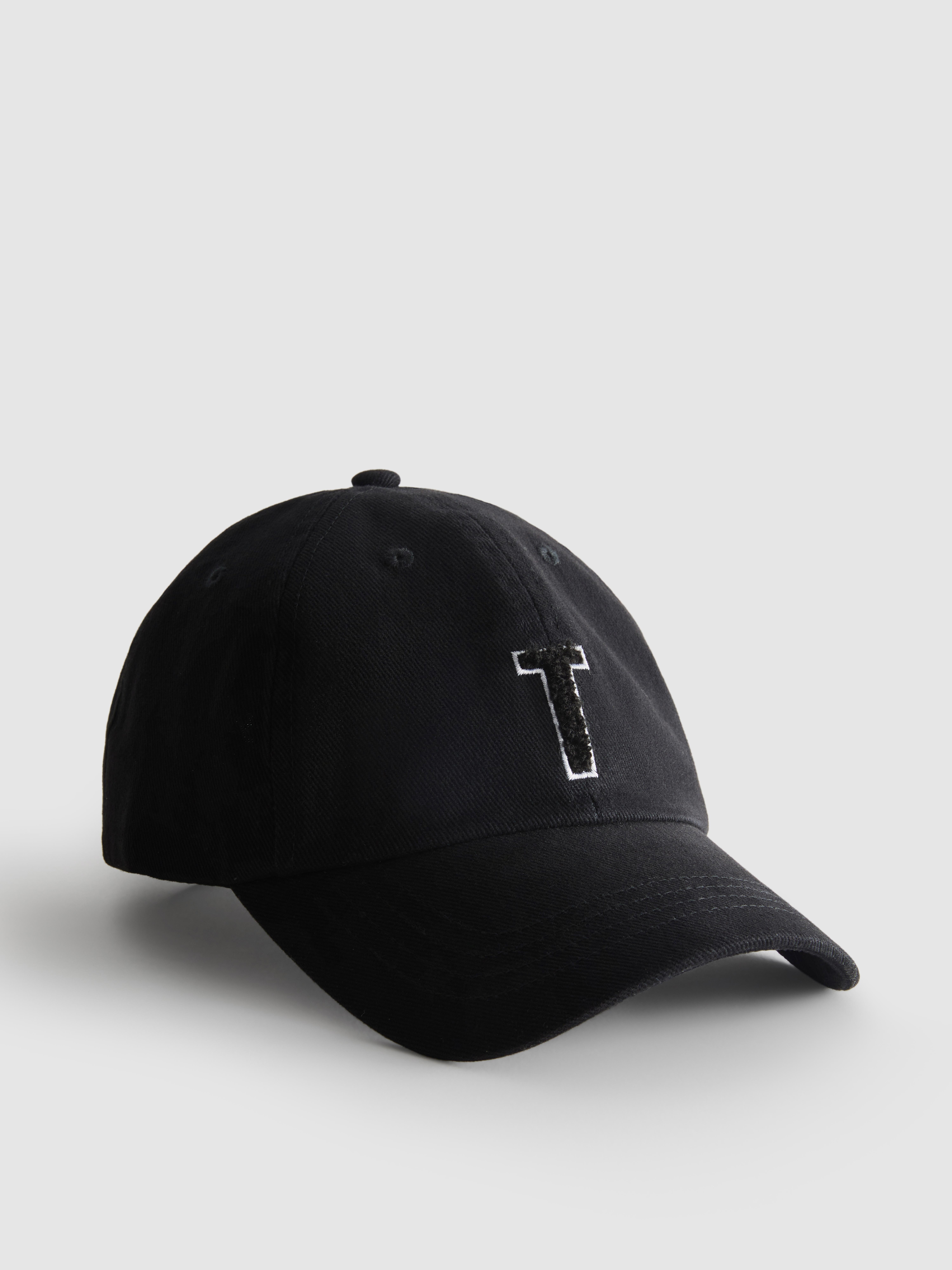 Gorra con inicial en relieve