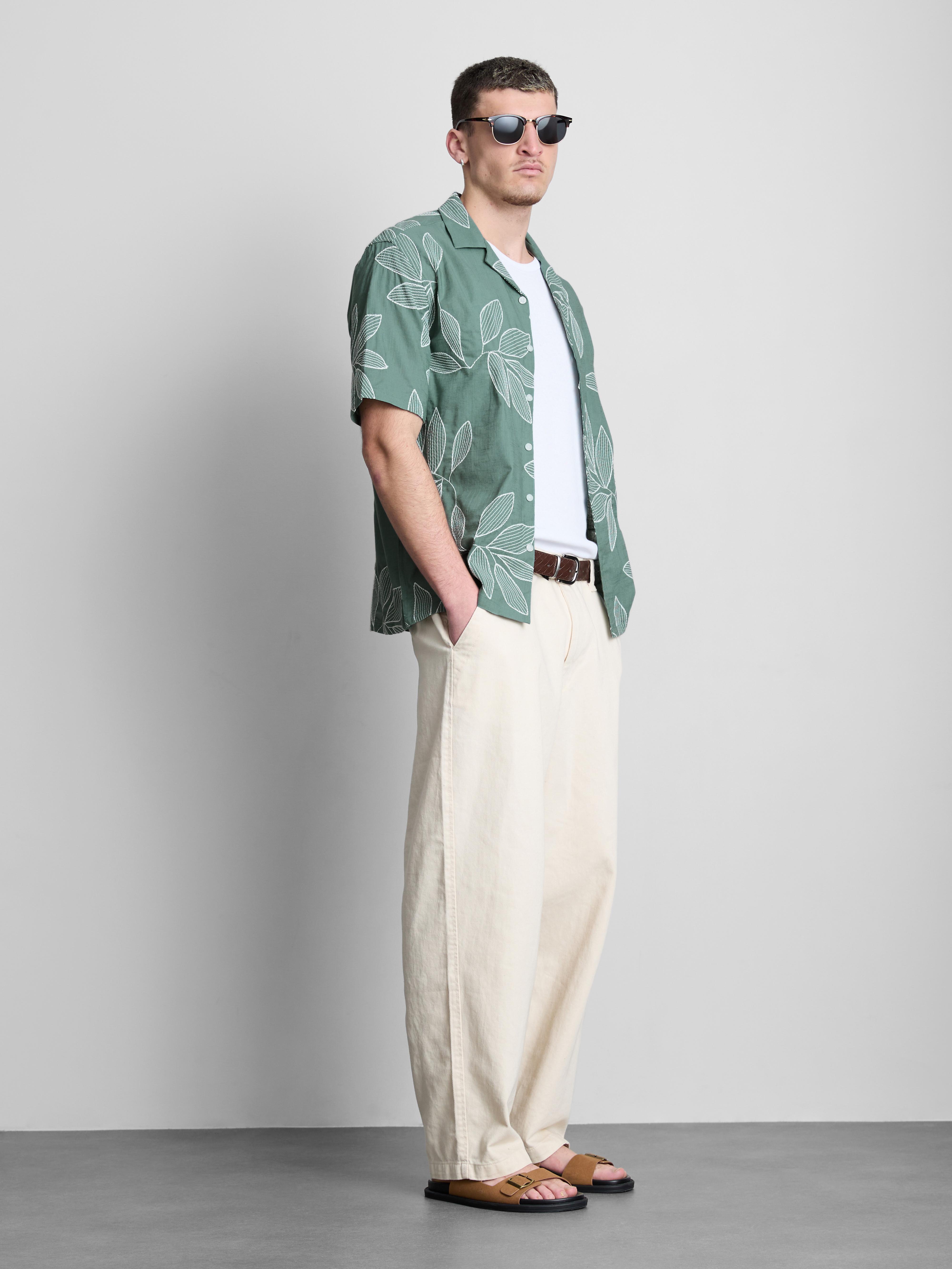 Srajca z ovratnikom z reverji in vezenino listov