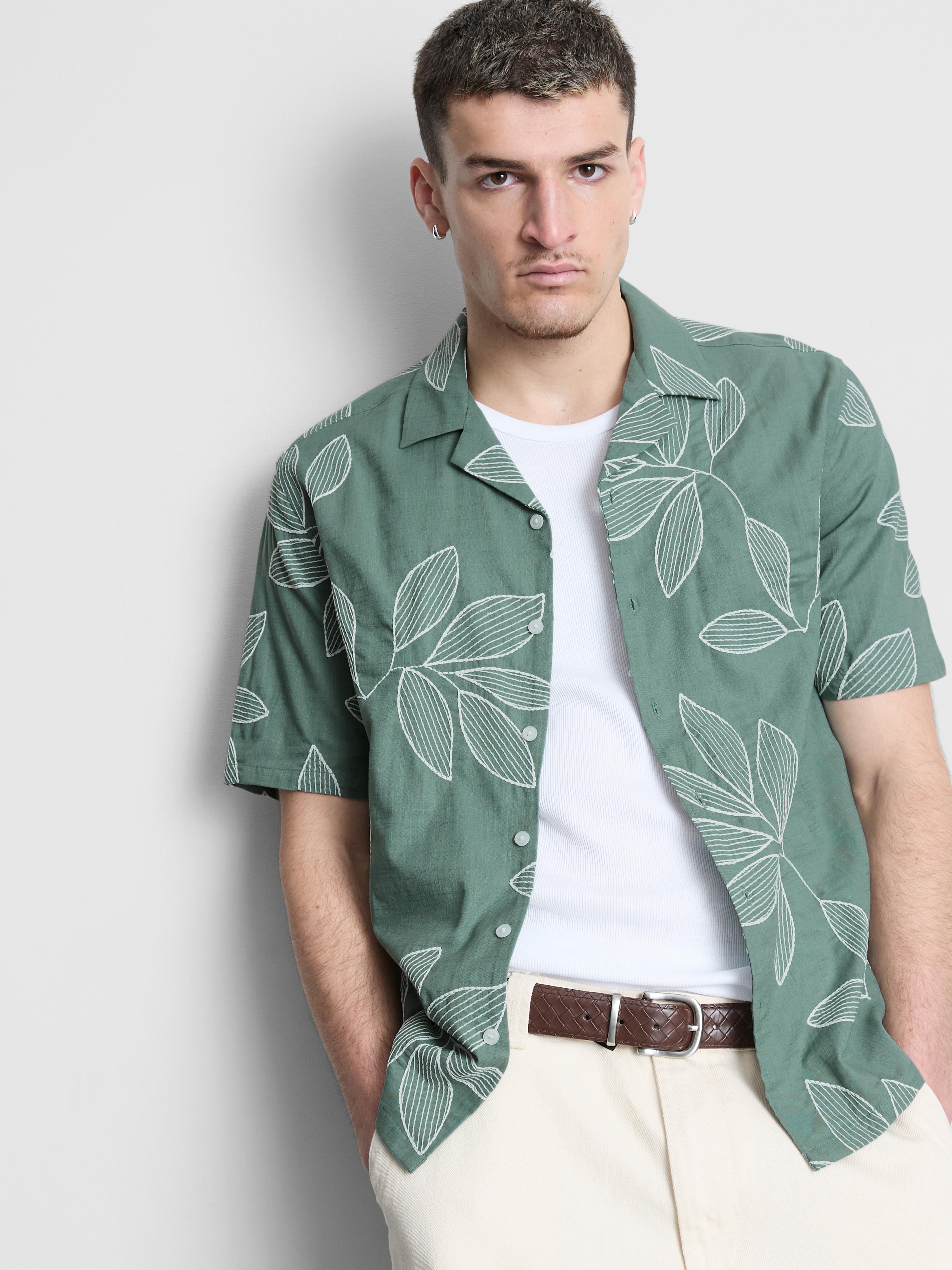 Camisa colarinho aberto folhas bordadas