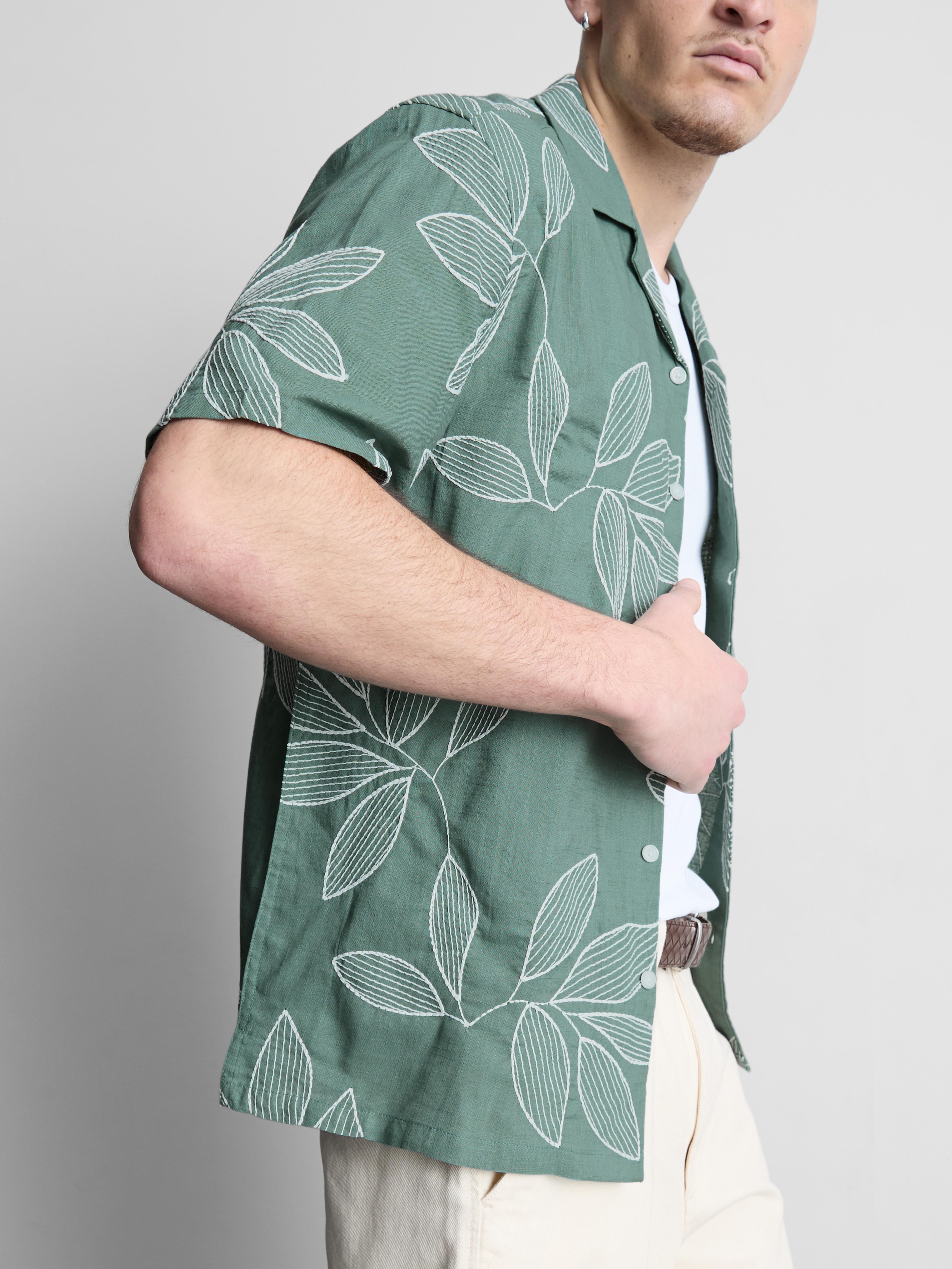 Camisa colarinho aberto folhas bordadas