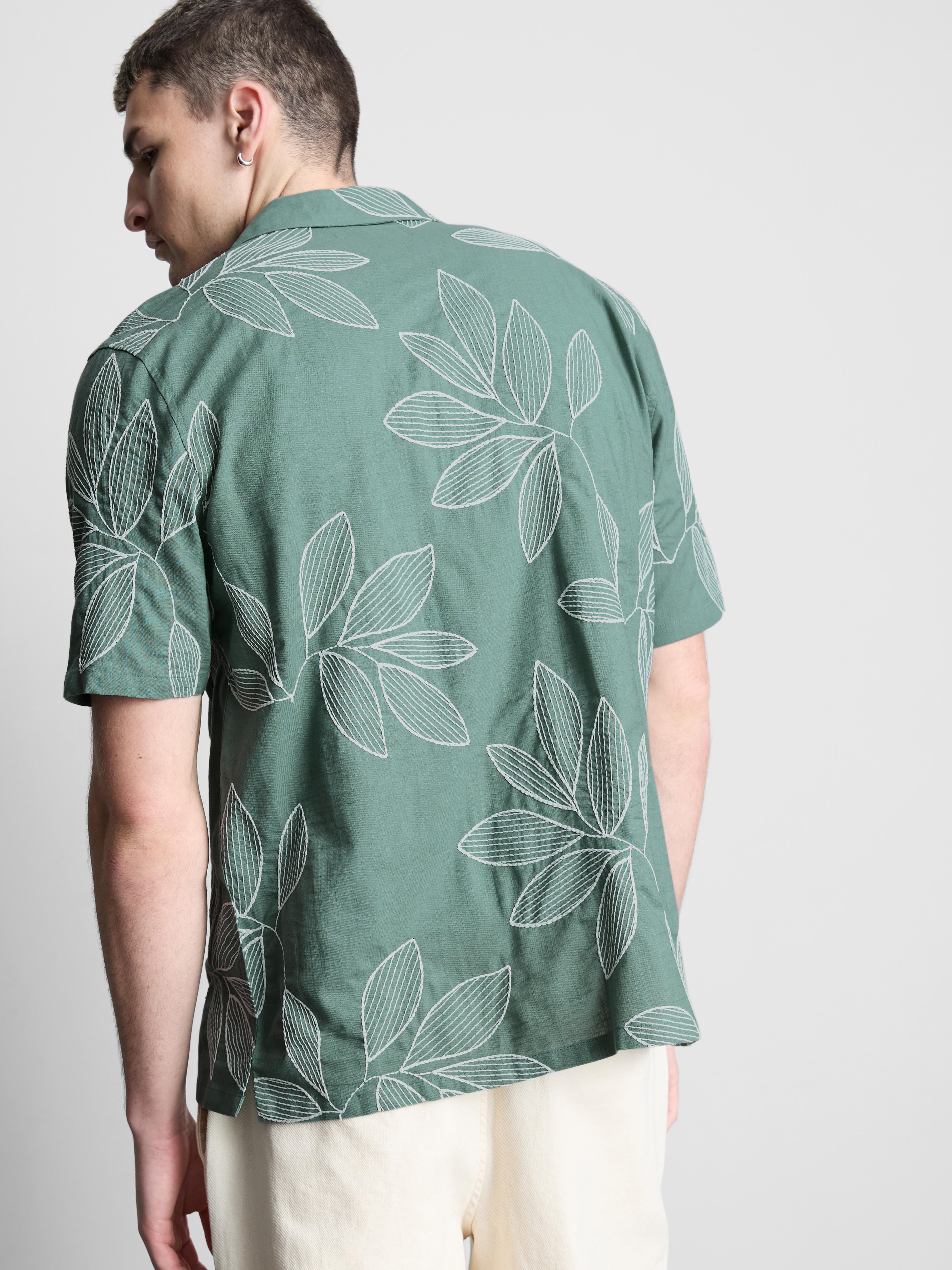 Camisa colarinho aberto folhas bordadas