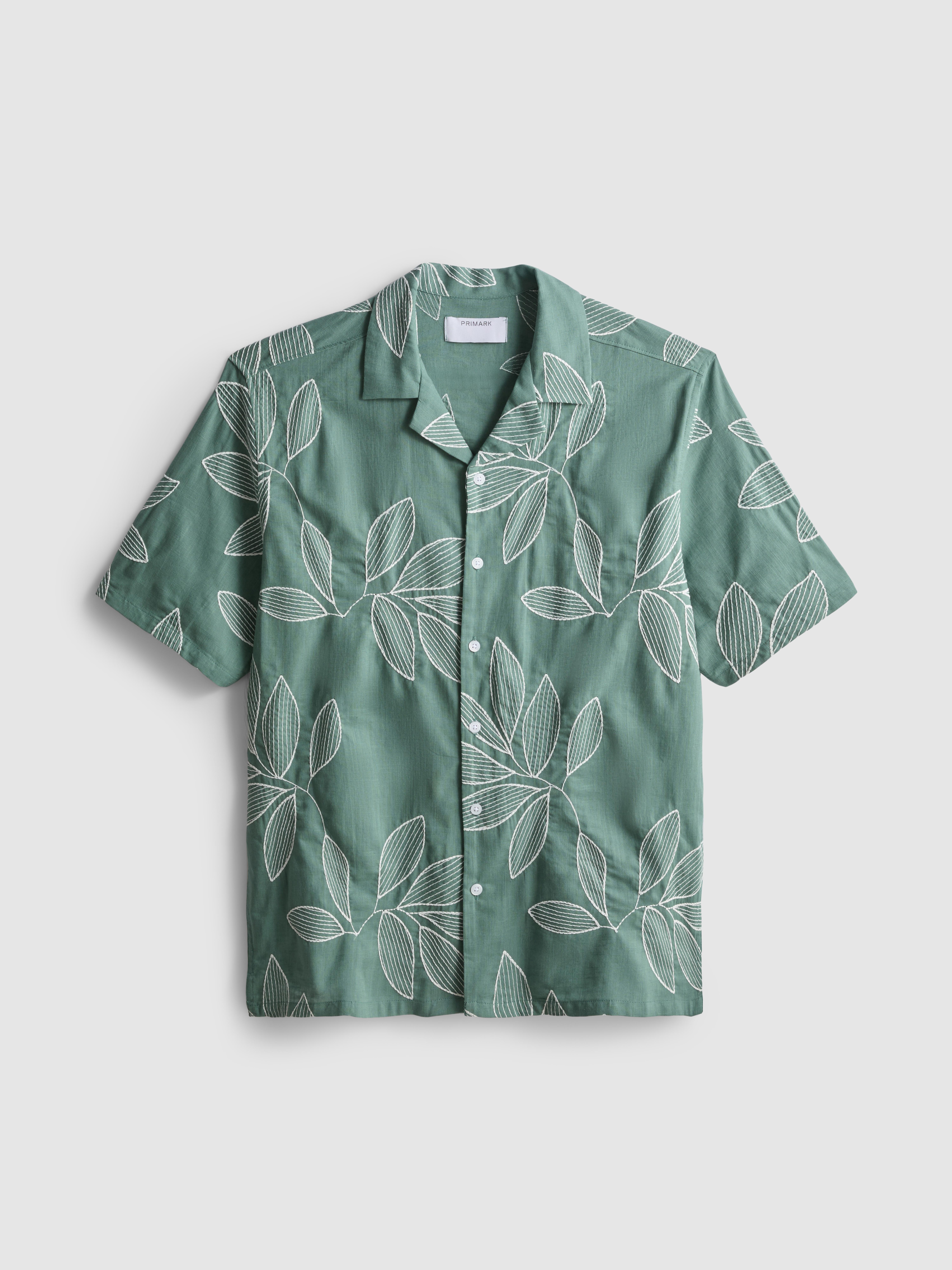 Camisa colarinho aberto folhas bordadas