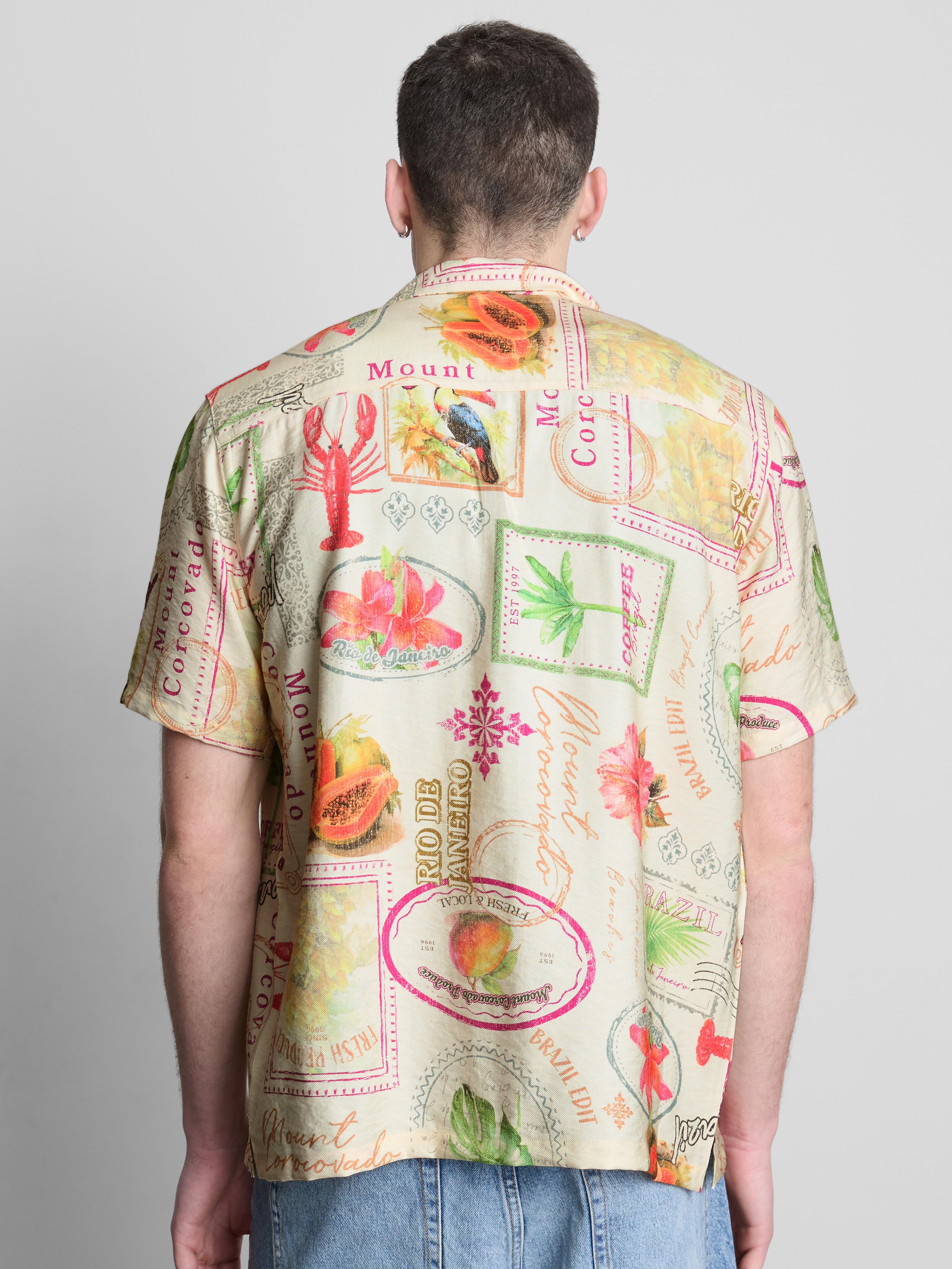 Camisa con cuello con solapas y estampado tropical