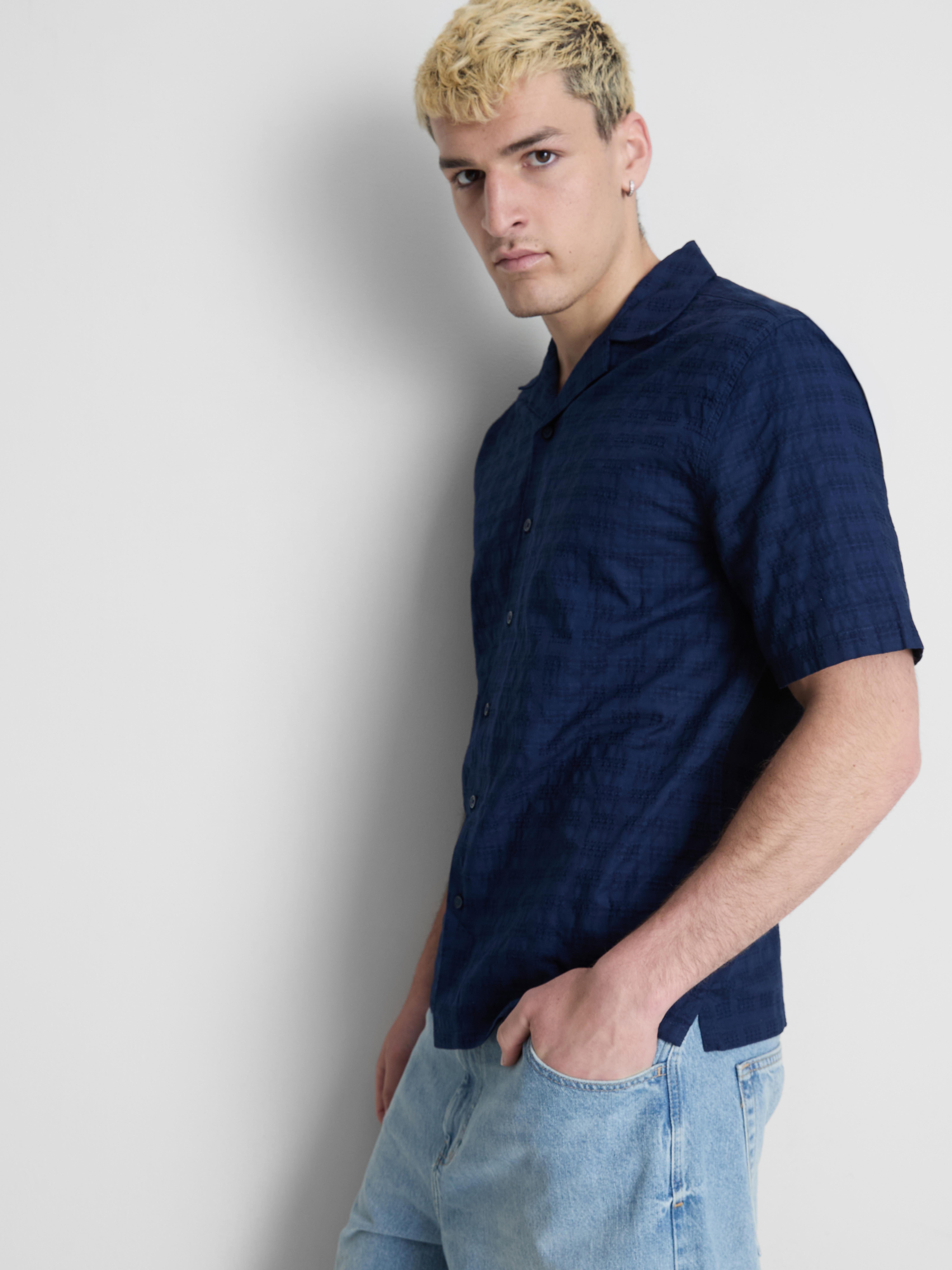 Camisa colarinho aberto texturada