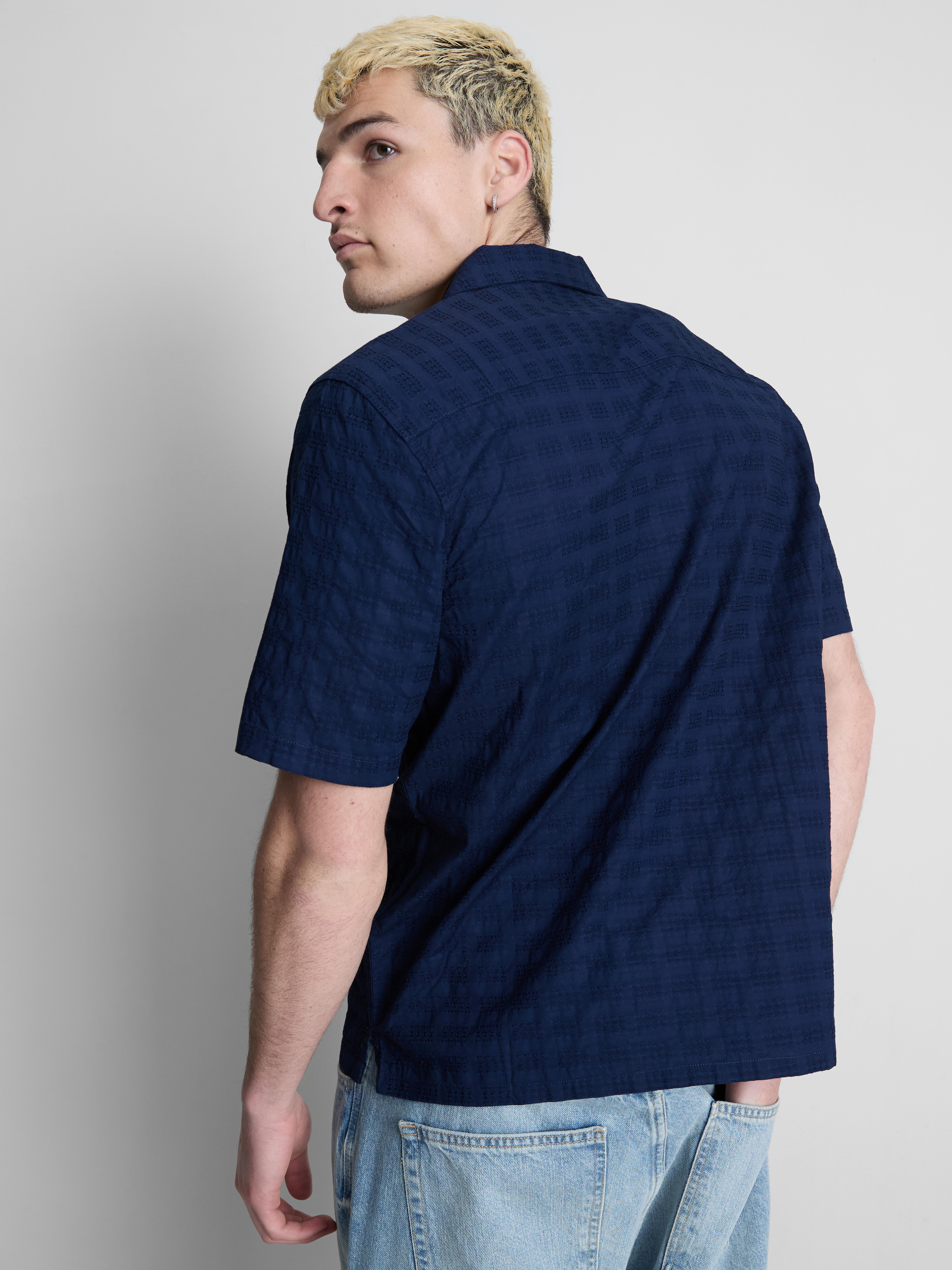 Camisa colarinho aberto texturada
