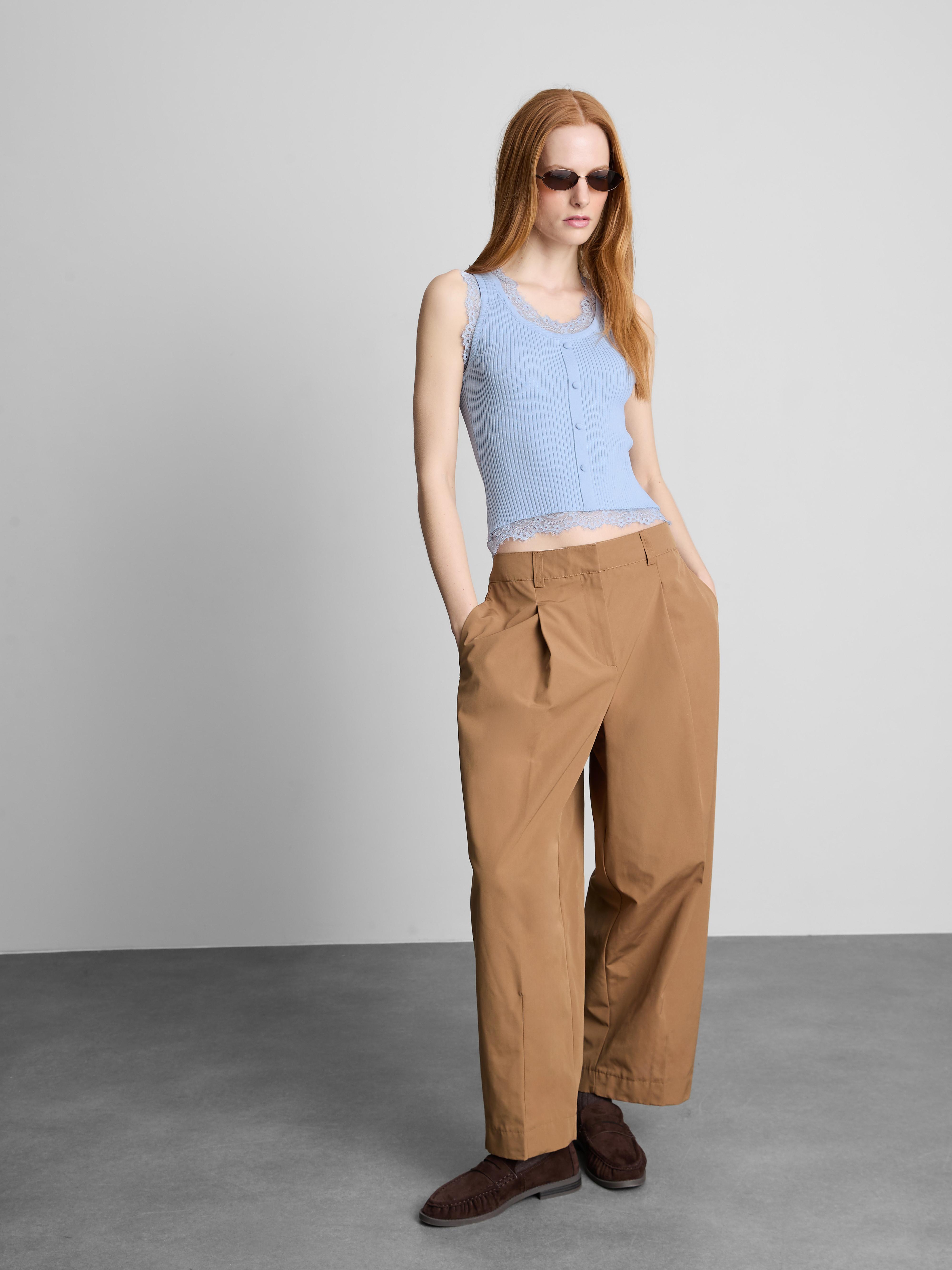 Geripptes Tanktop mit Spitzenbesatz