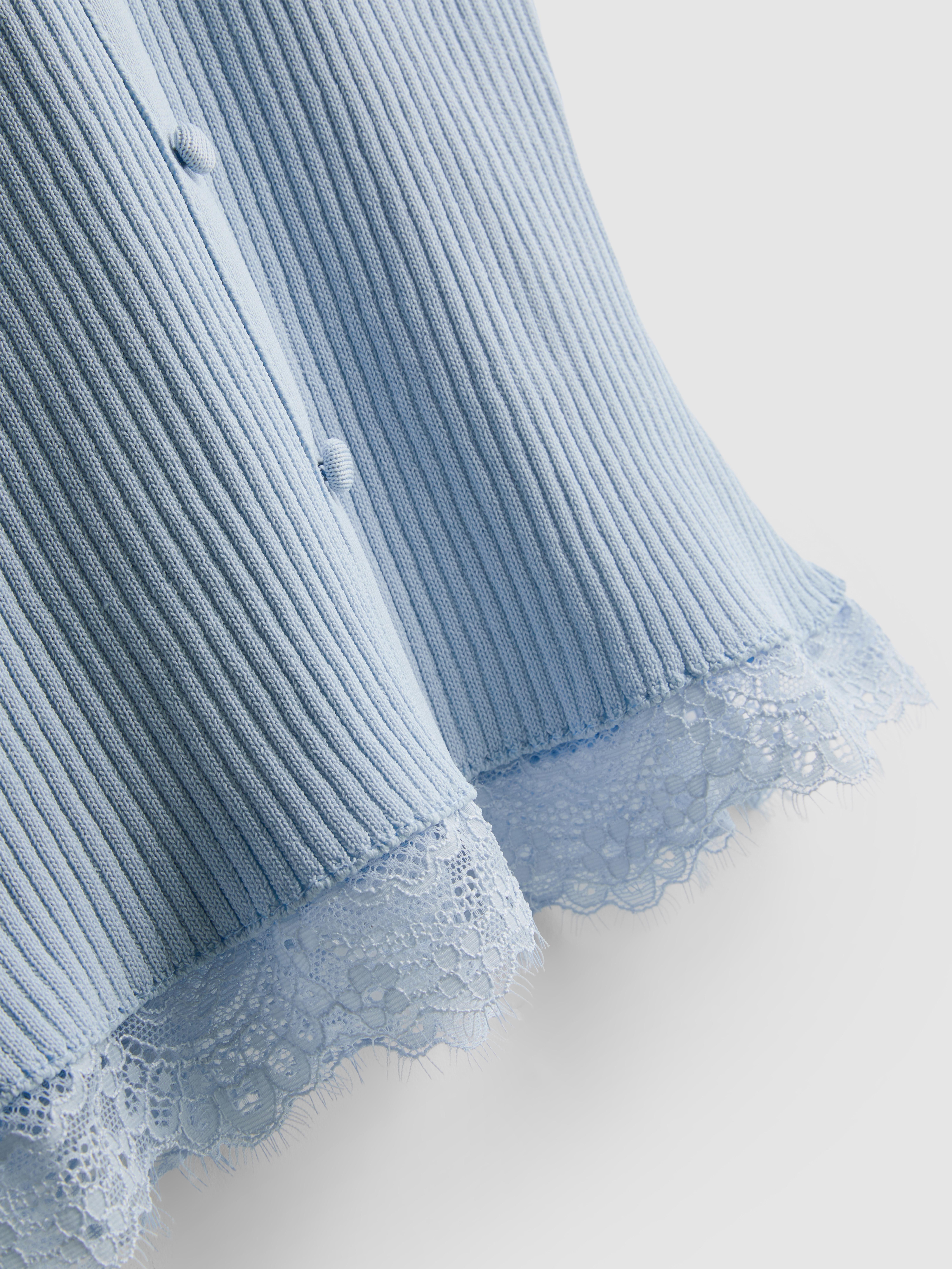 Geripptes Tanktop mit Spitzenbesatz