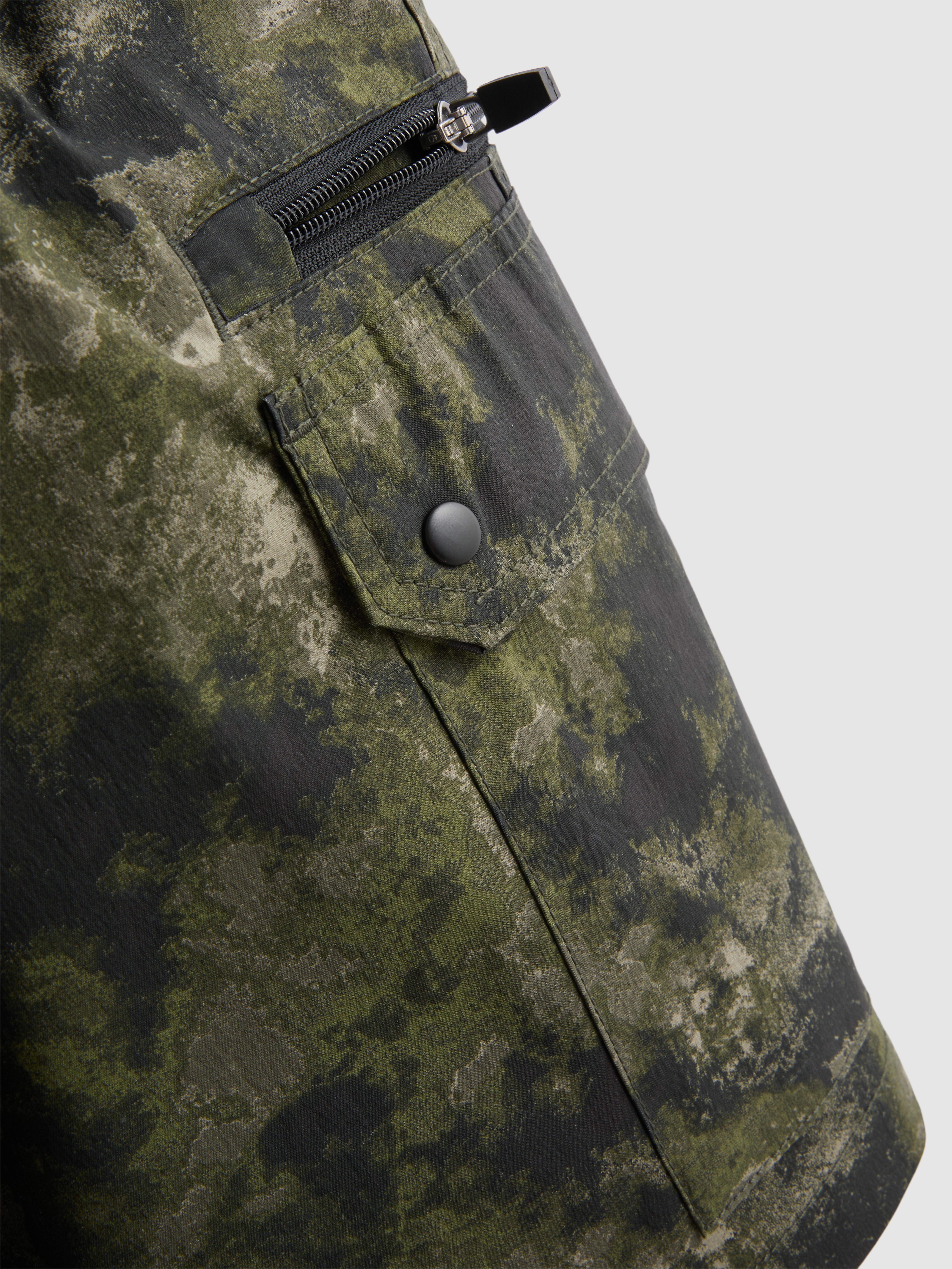 Cargoshorts im Utility-Stil