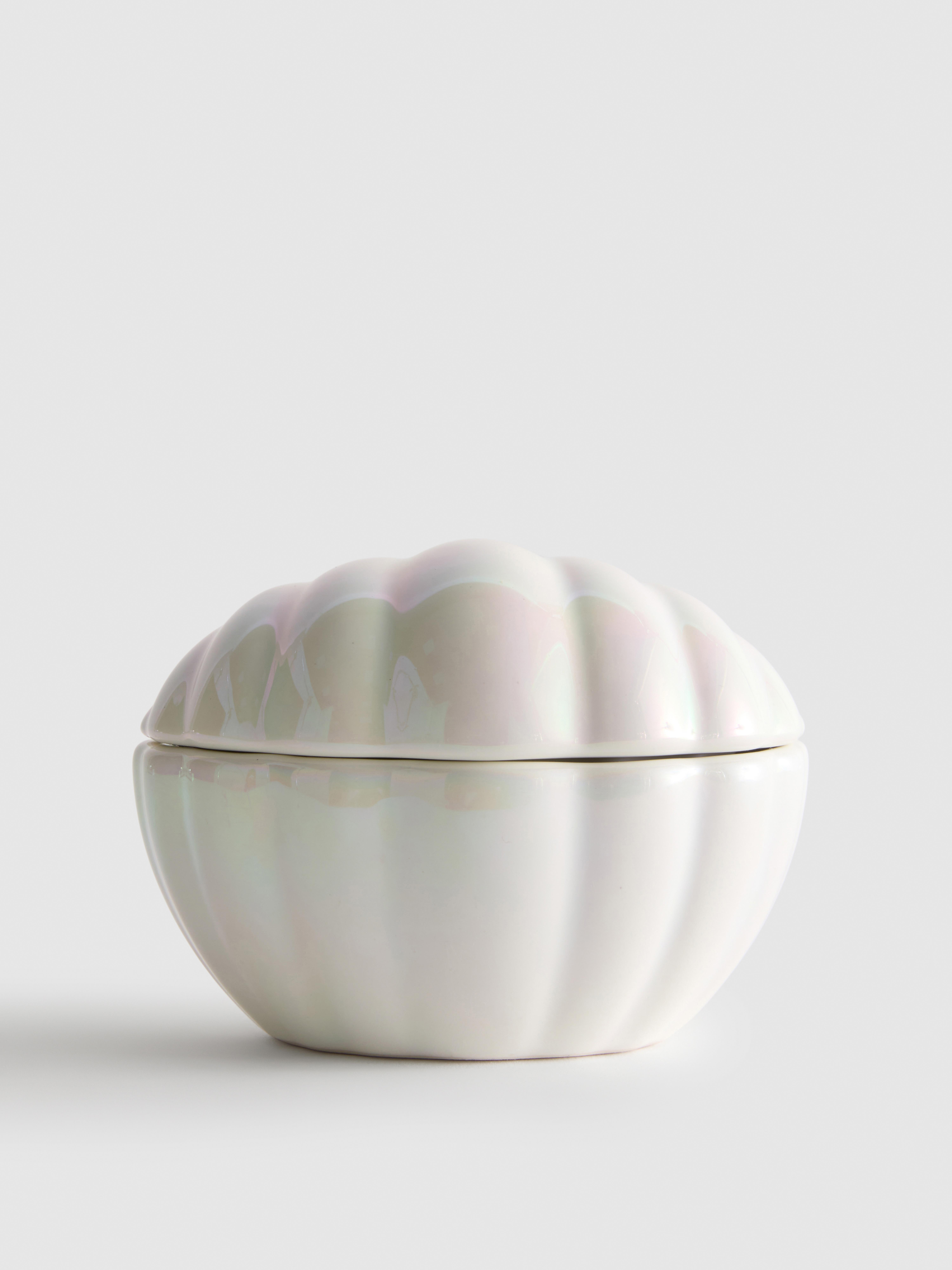 Kaars in iriserende schelpvormige pot