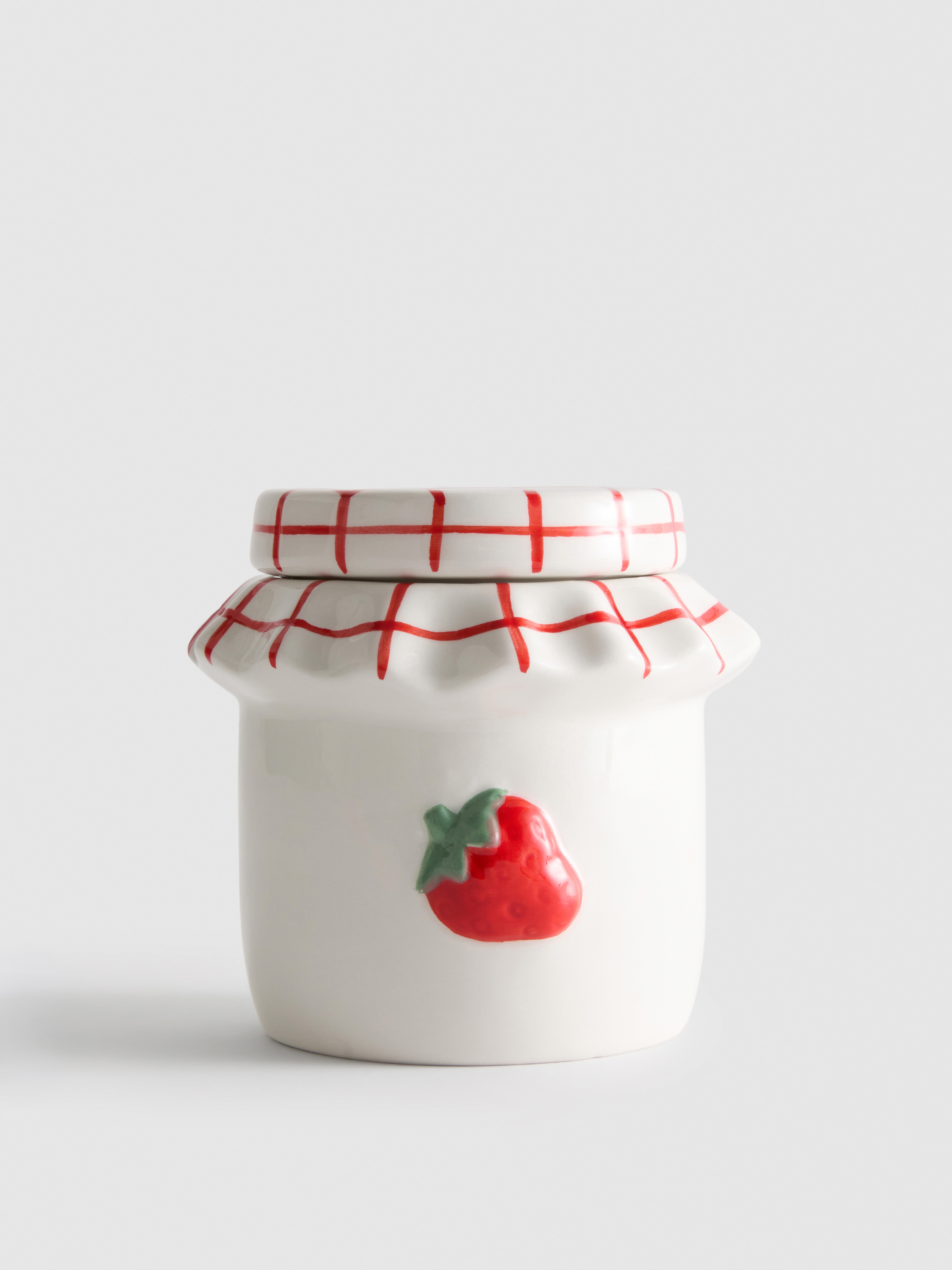 Vela en portavelas en forma de mermelada de fresa