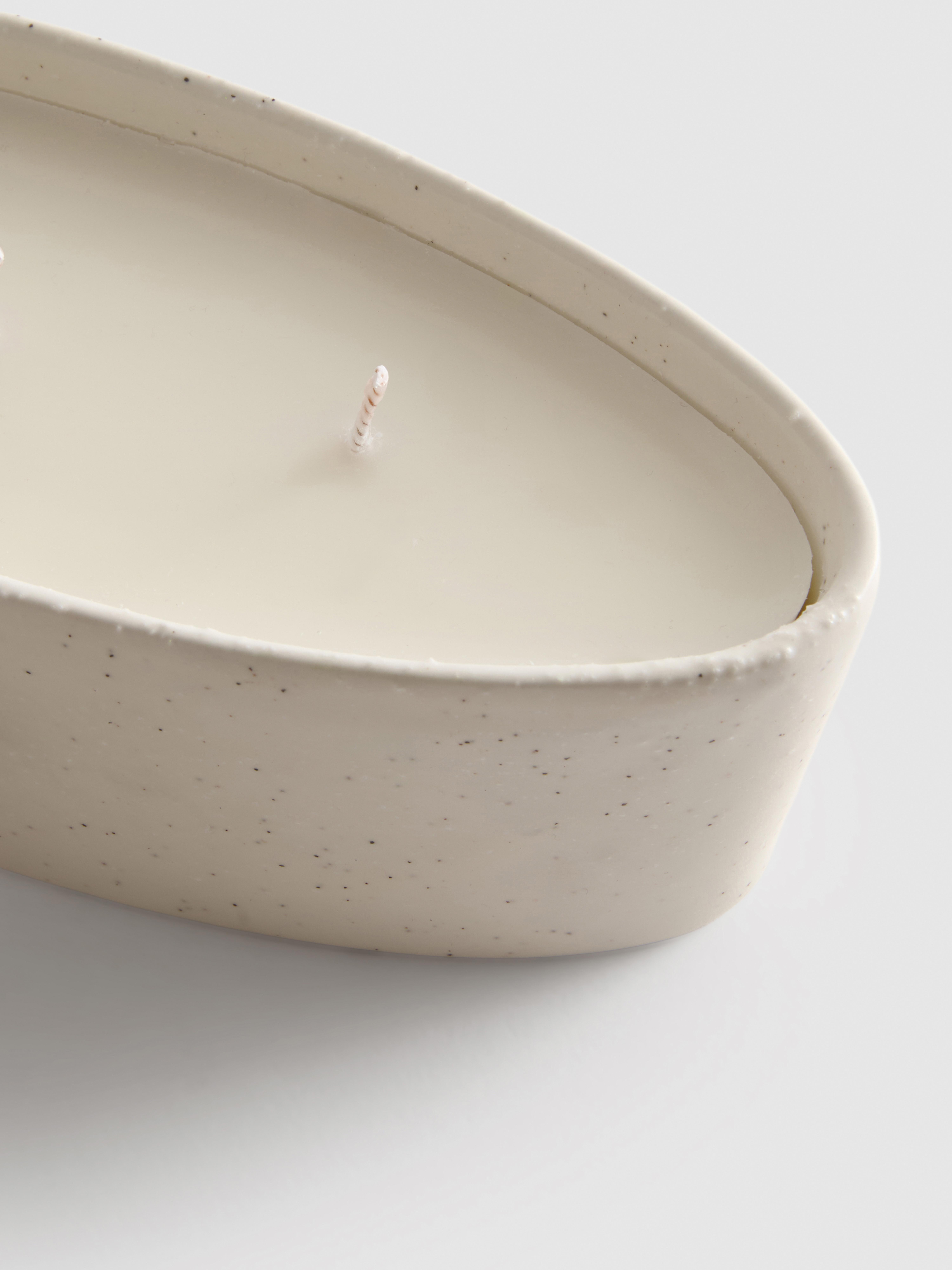 Vela de tres mechas en recipiente moteado