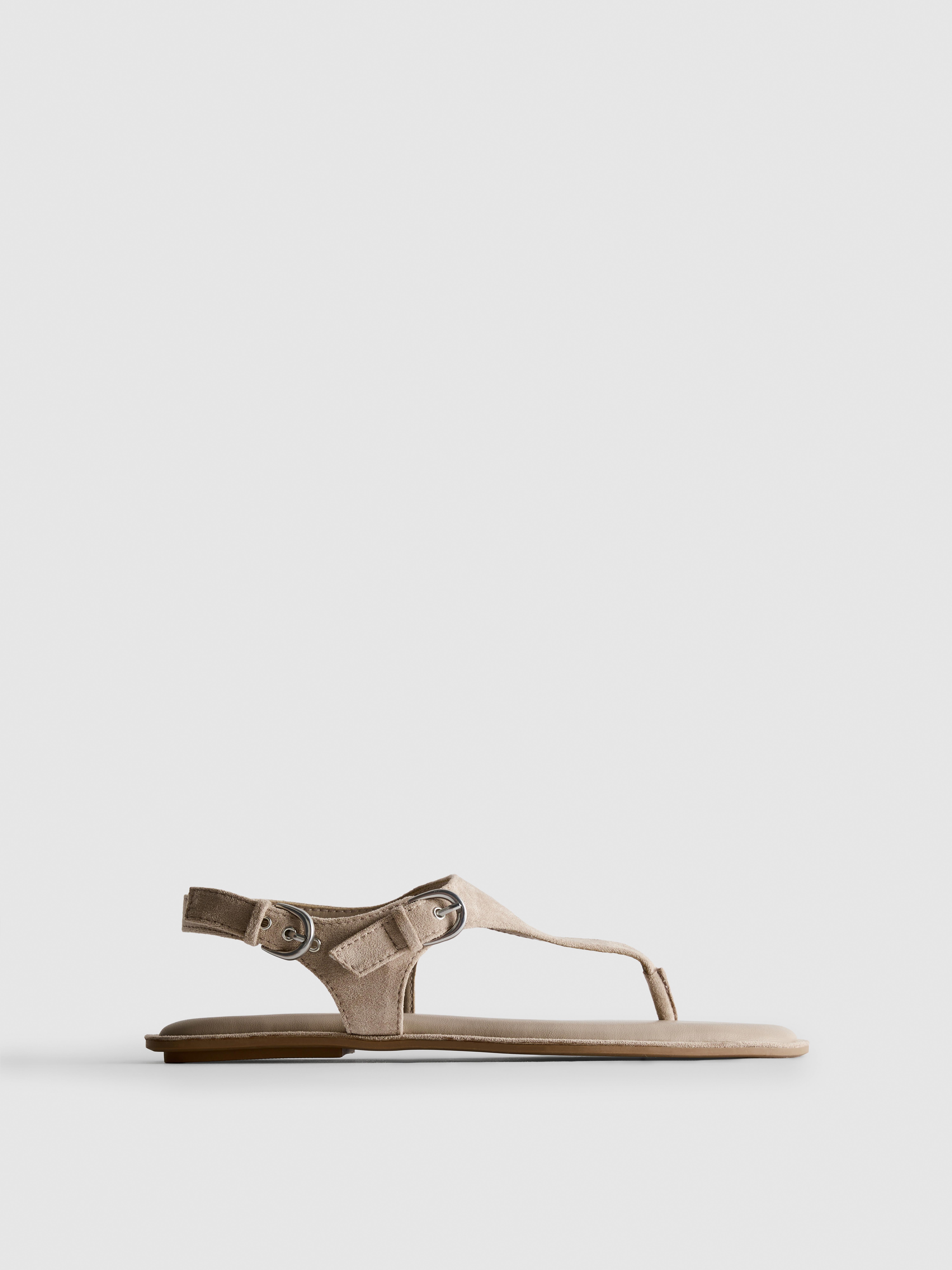 Sandalen mit Schnalle und Zehensteg