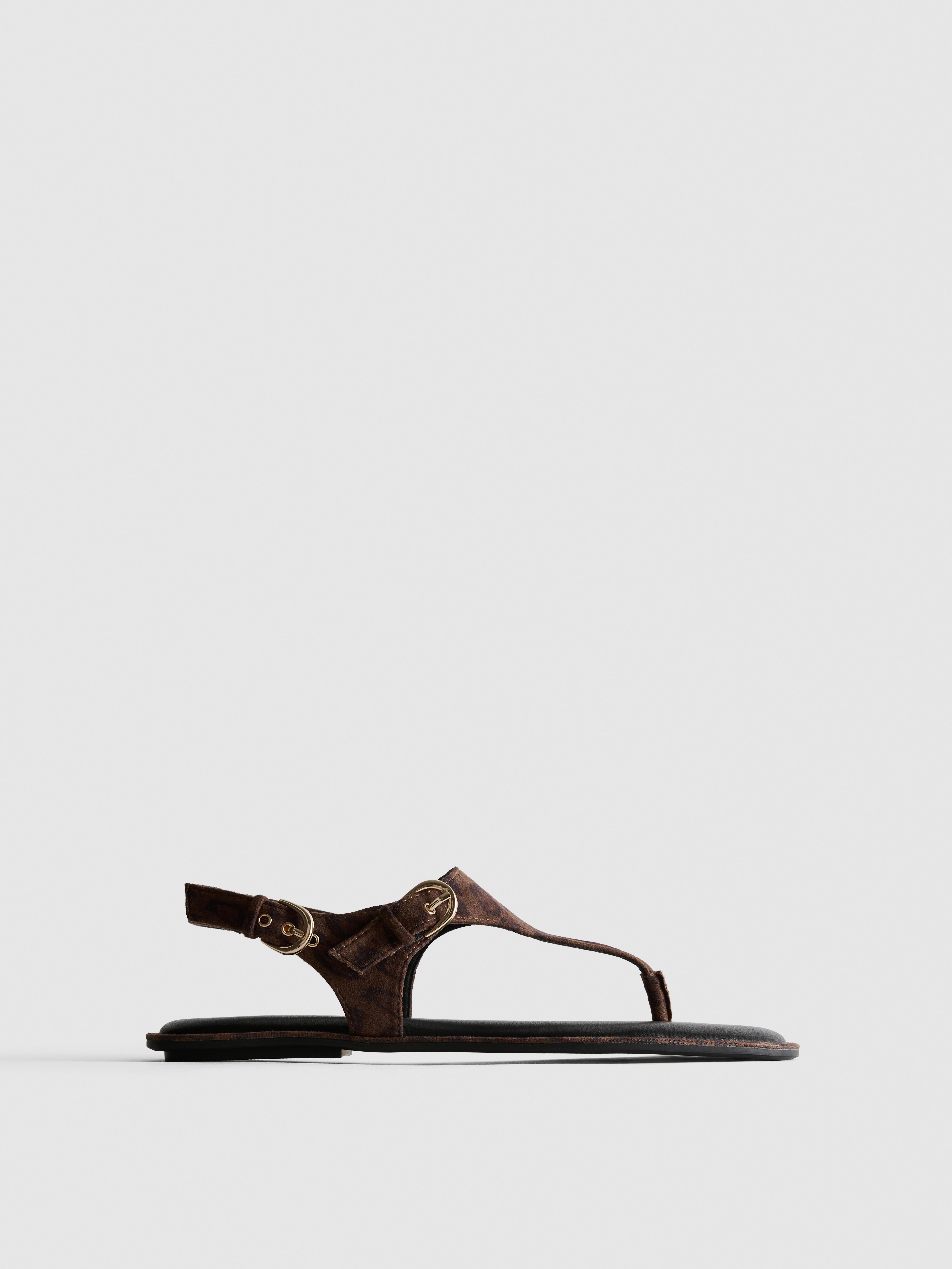 Sandalen mit Schnalle und Zehensteg