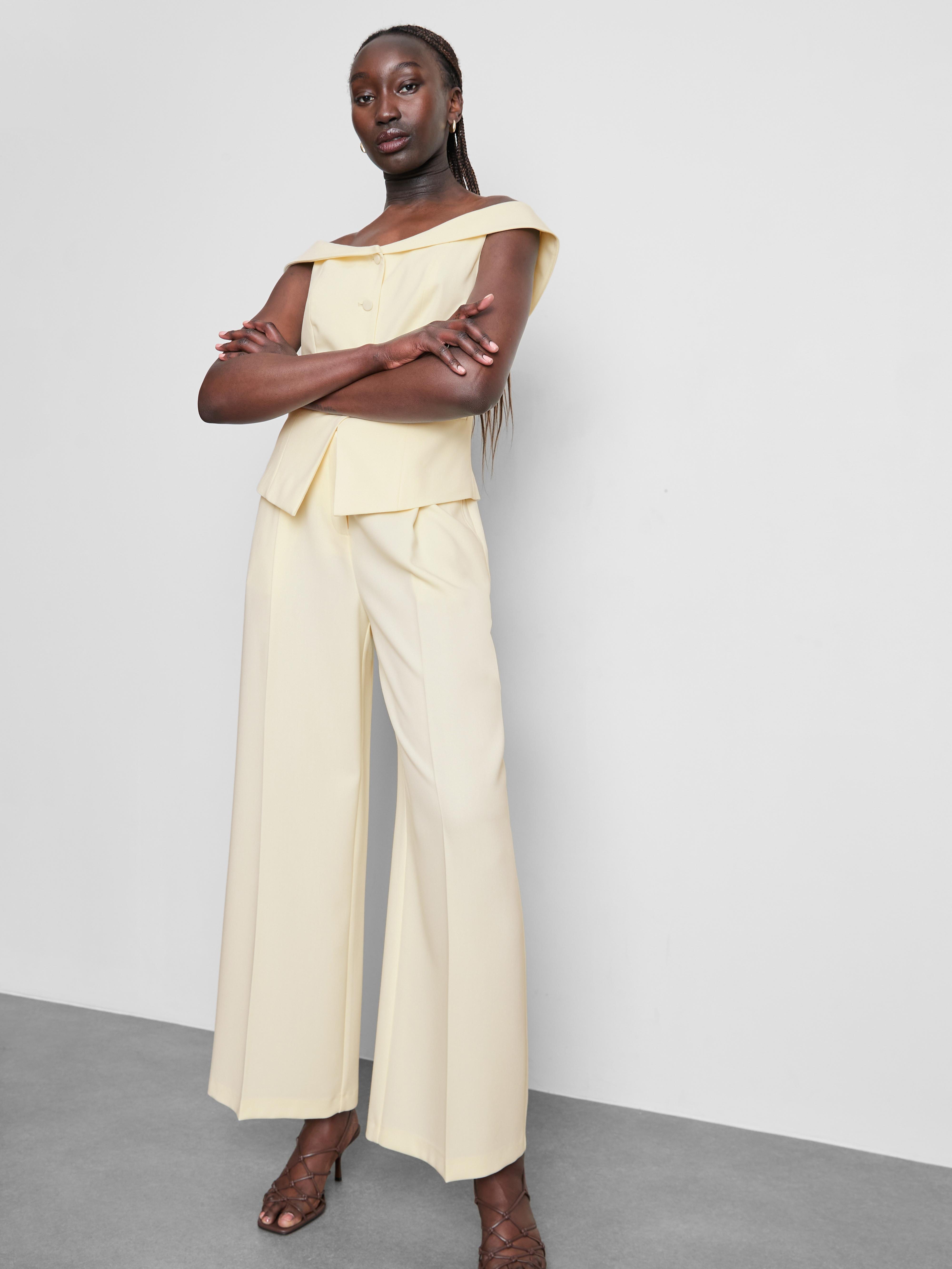 Pantalón plisado de talle medio y pernera ancha