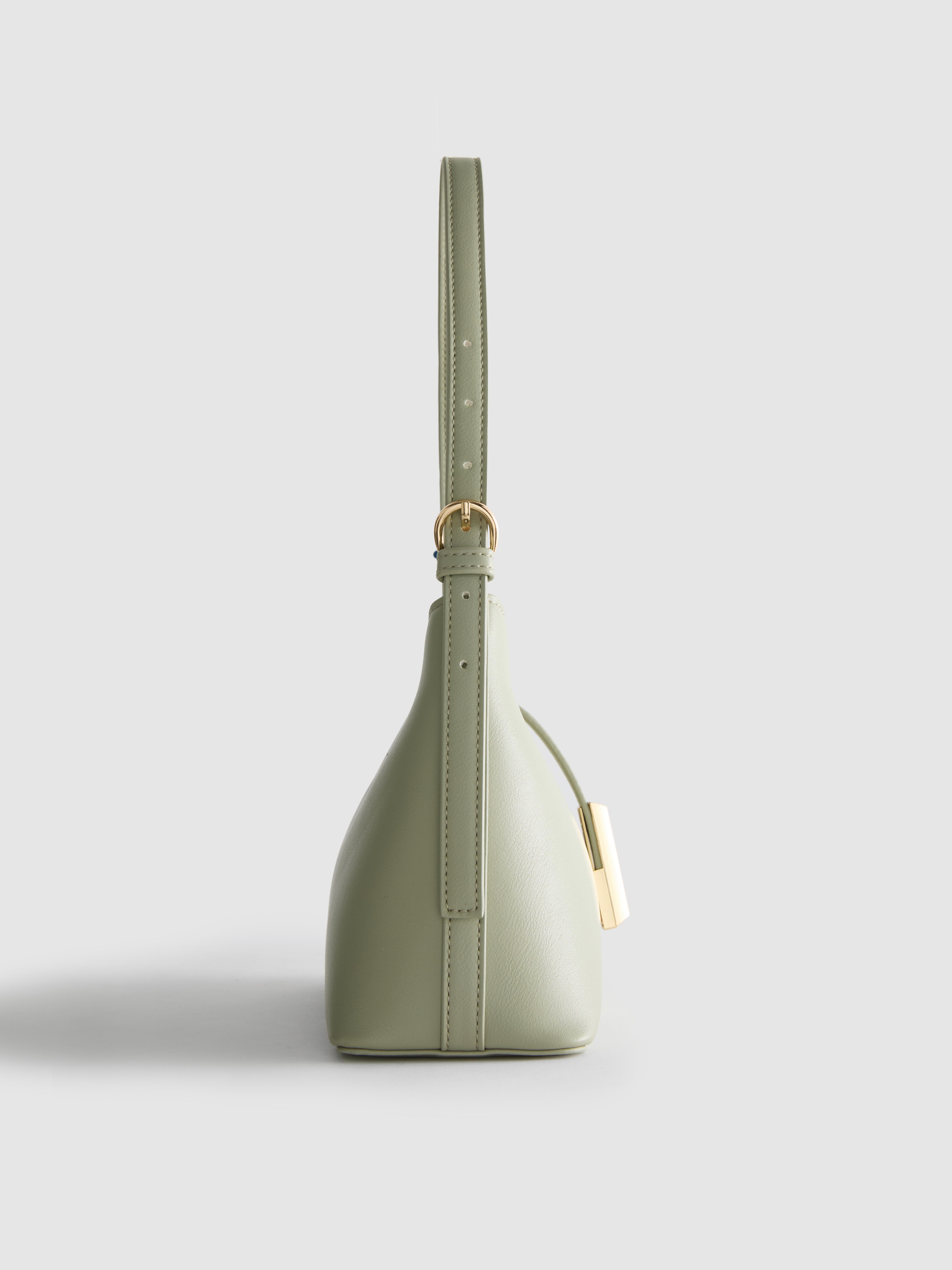 Bolso de hombro con lengüeta de metal