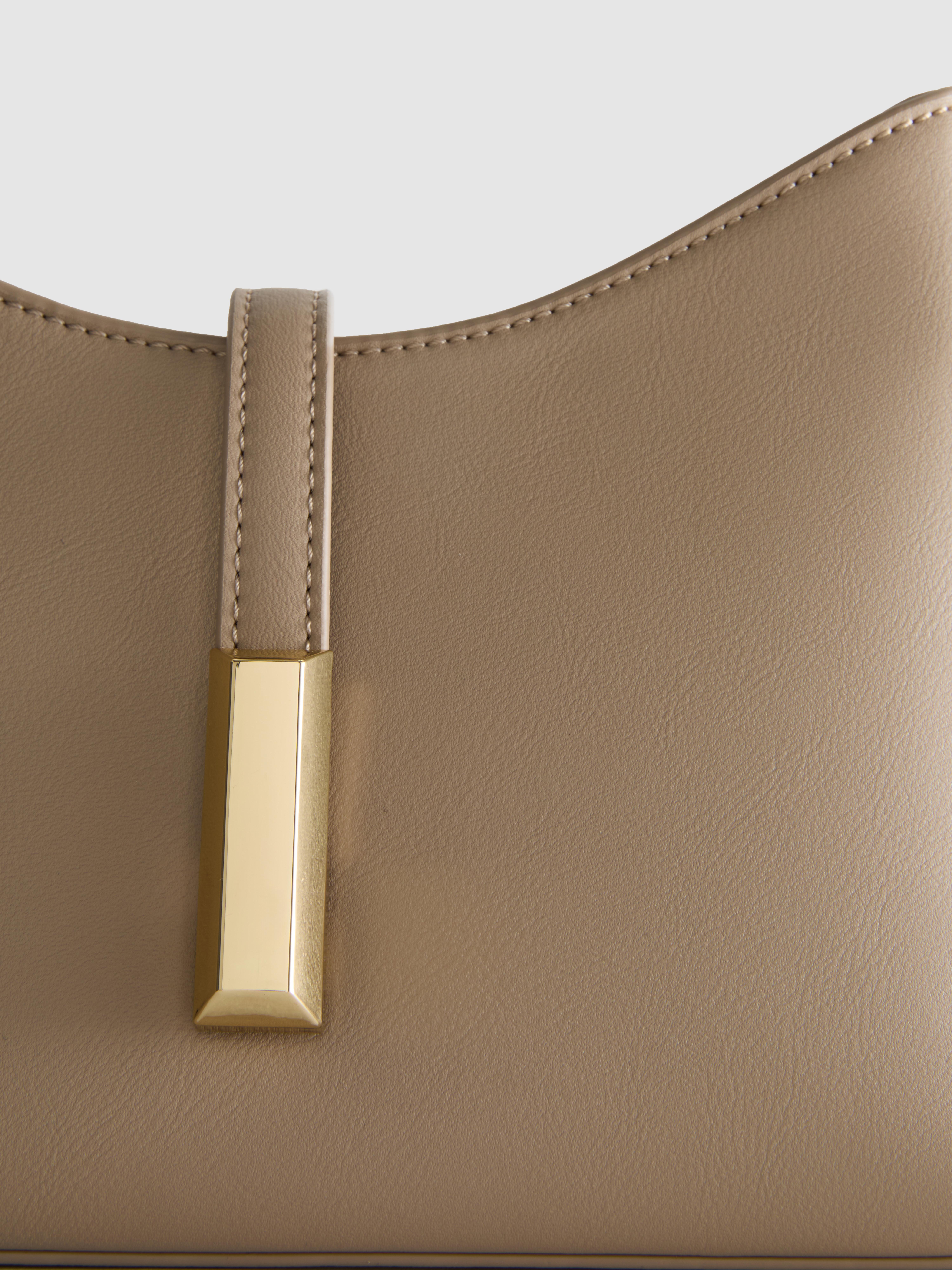 Bolso de hombro con lengüeta de metal