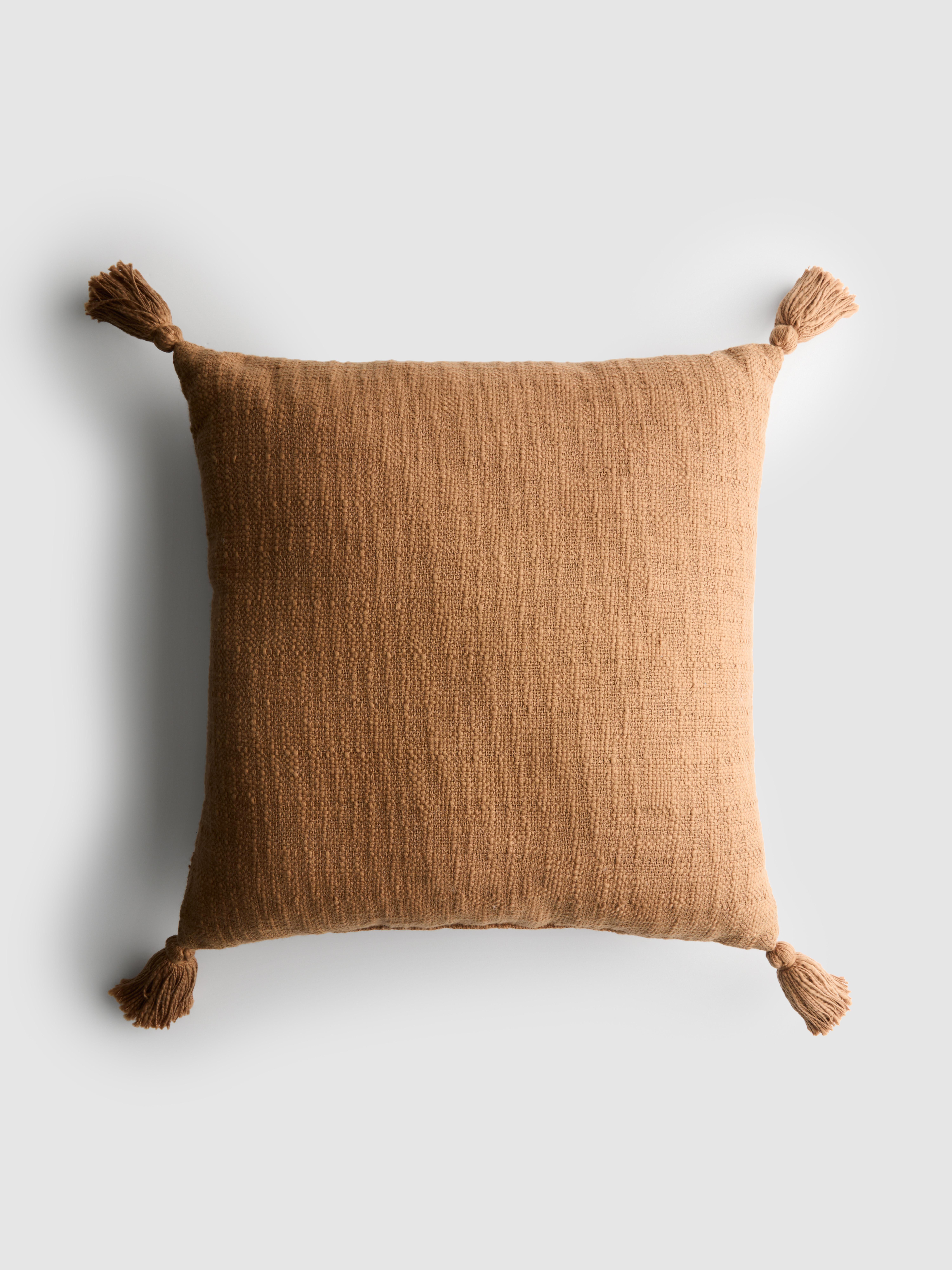 Cuscino quadrato strutturato con nappine