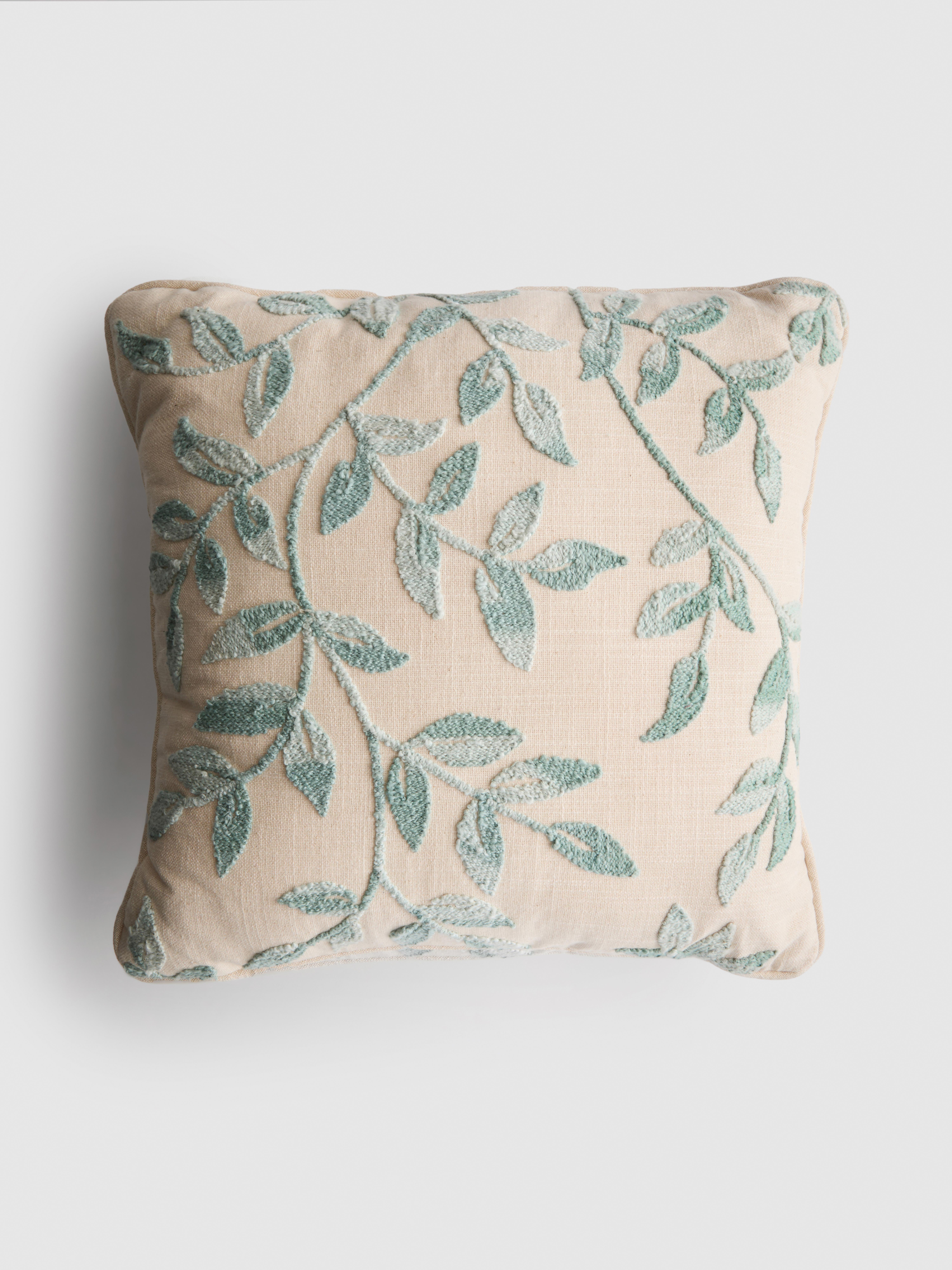 Kissen mit getufteten Blättern