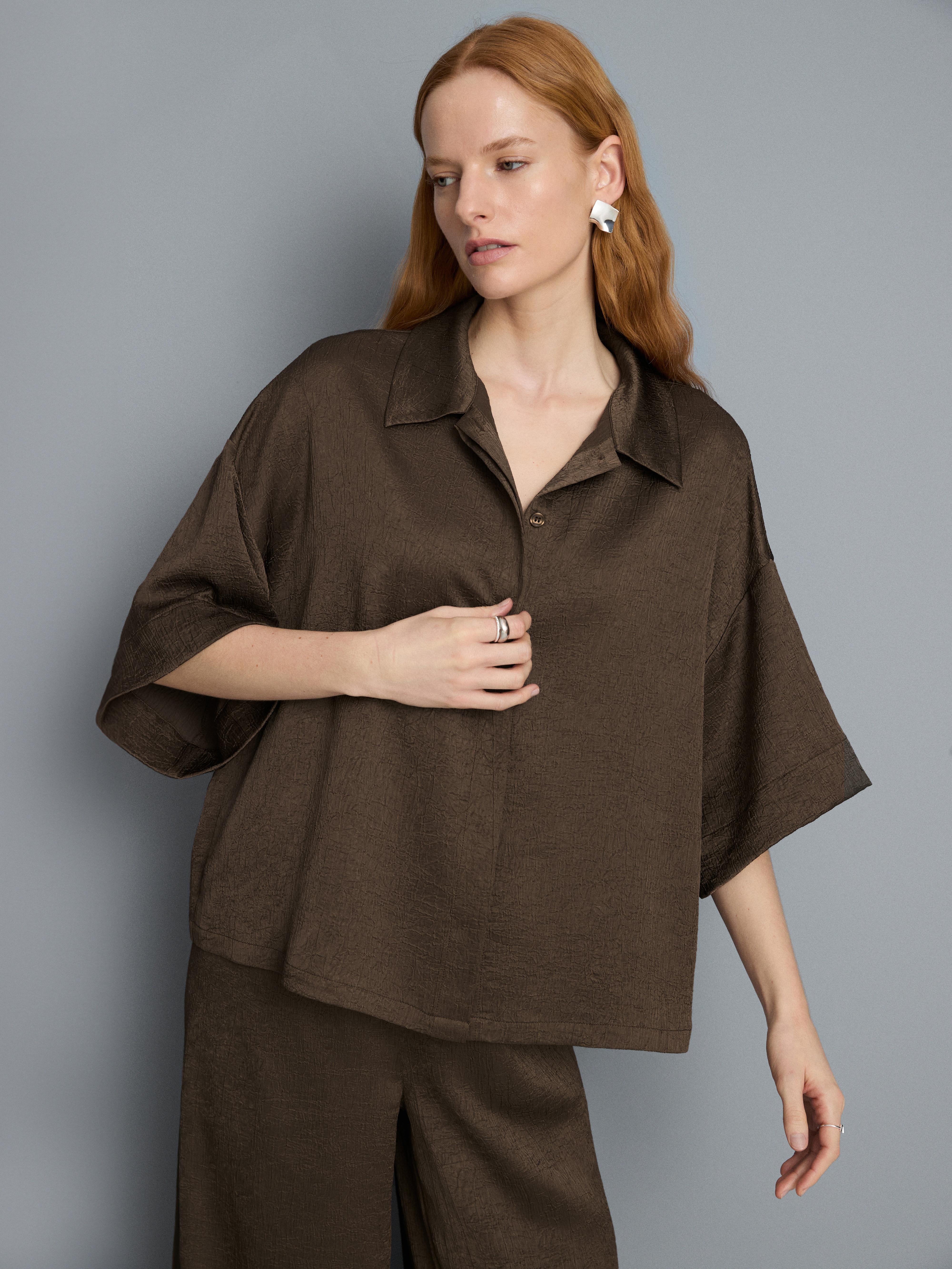 Camisa cetim texturada corte folgado