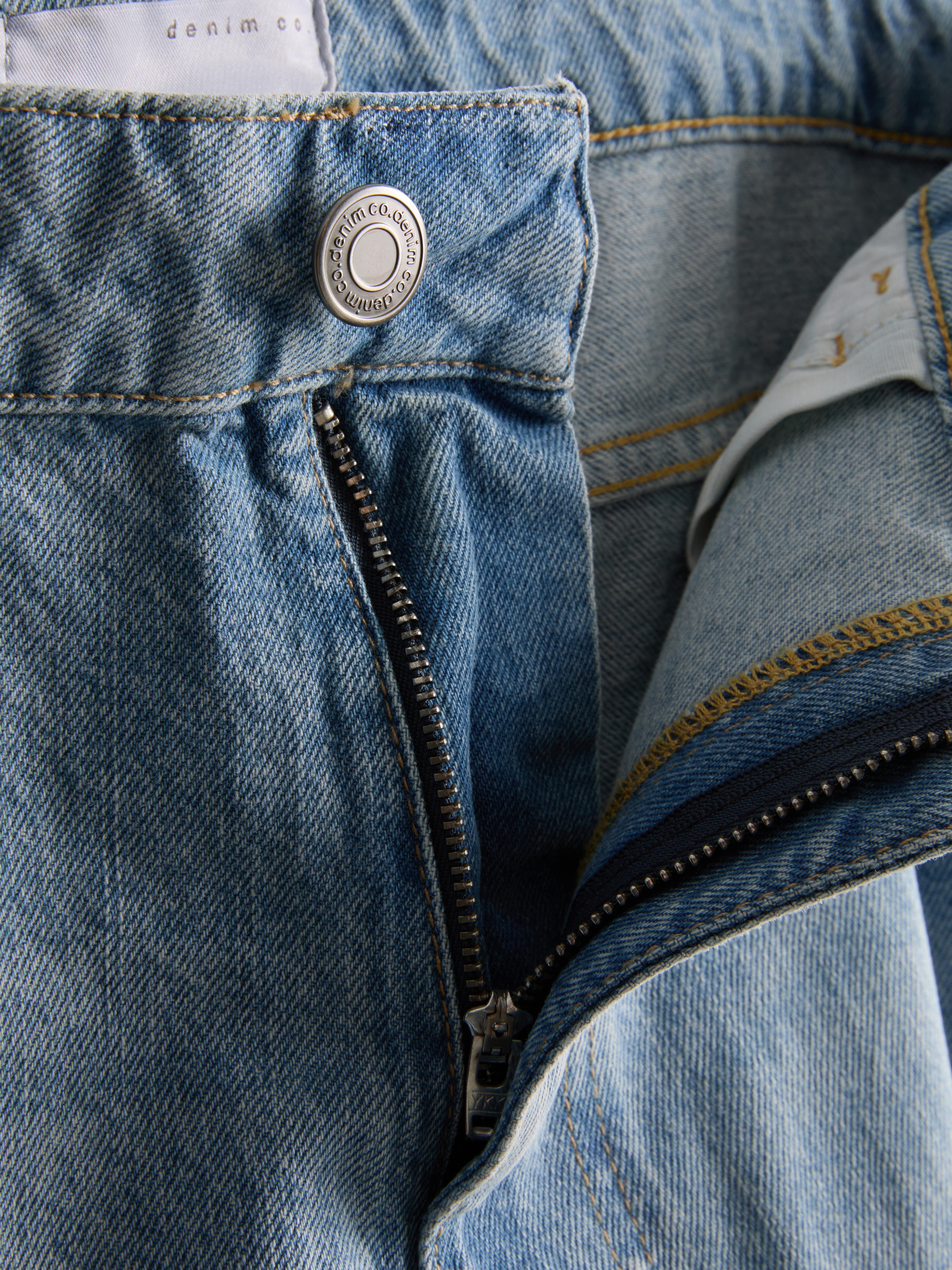 Mid-Rise Baggy Jeans