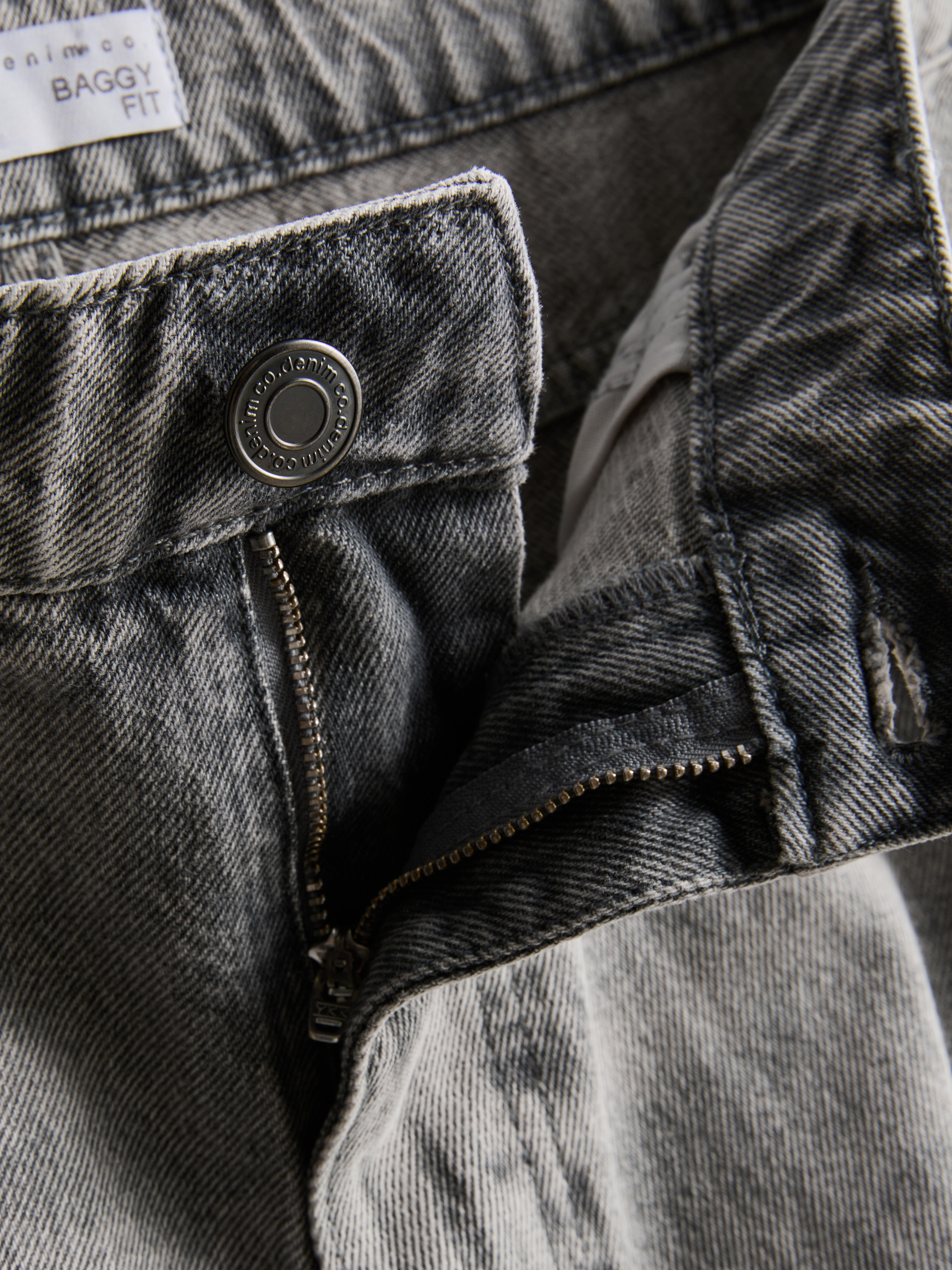 Mid-Rise Baggy Jeans