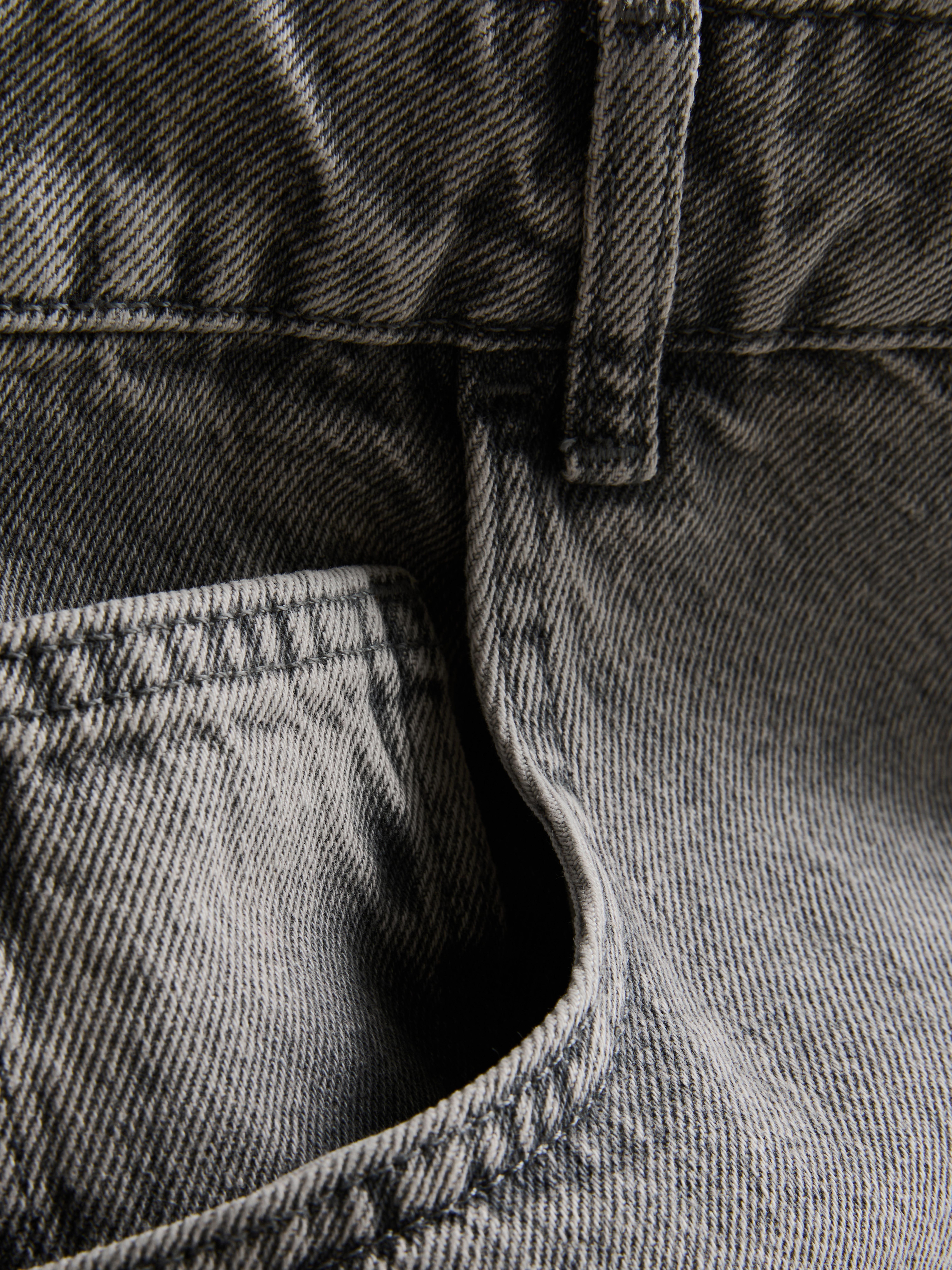 Mid-Rise Baggy Jeans