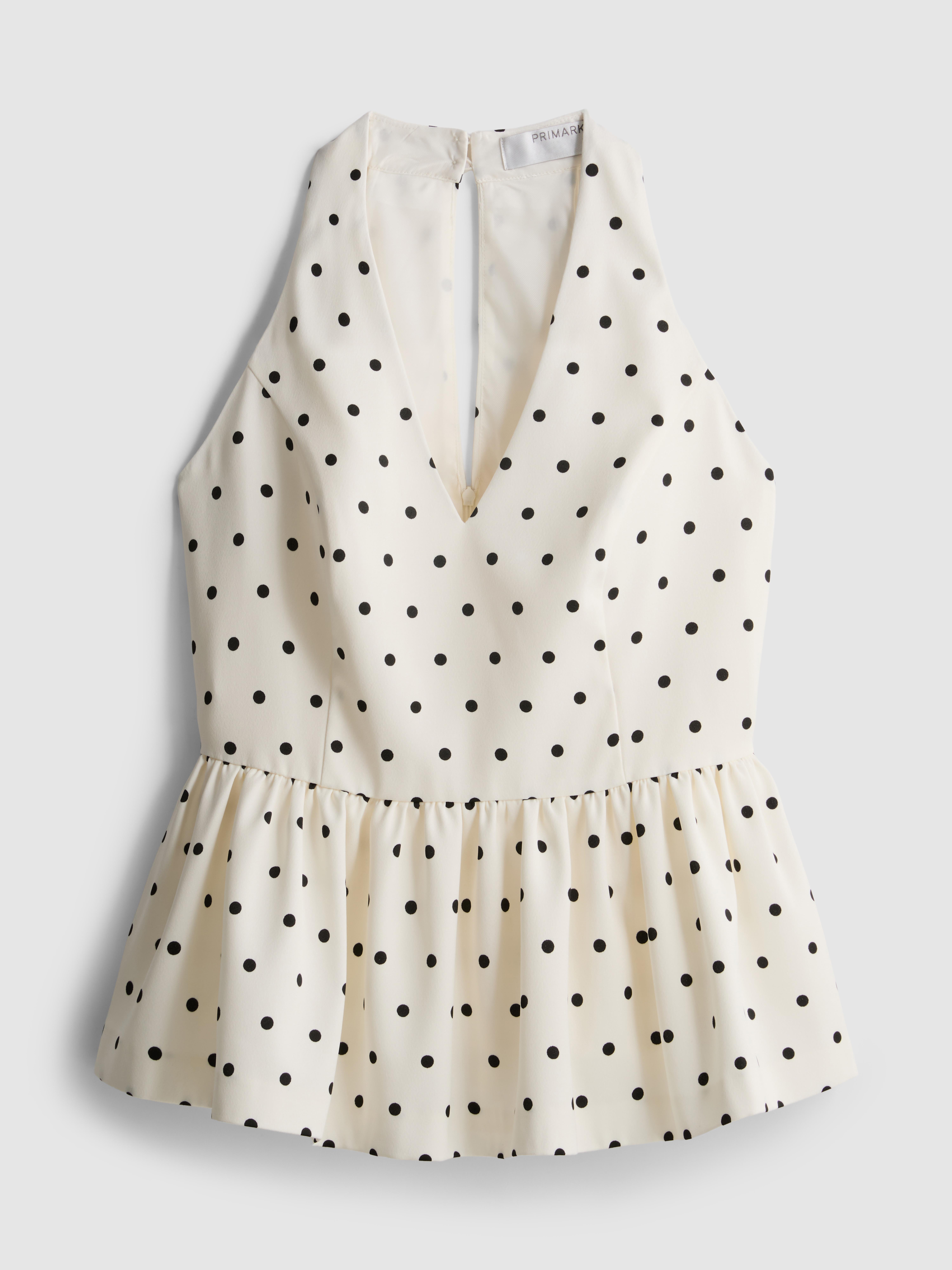 Top con scollo all'americana a pois e volant