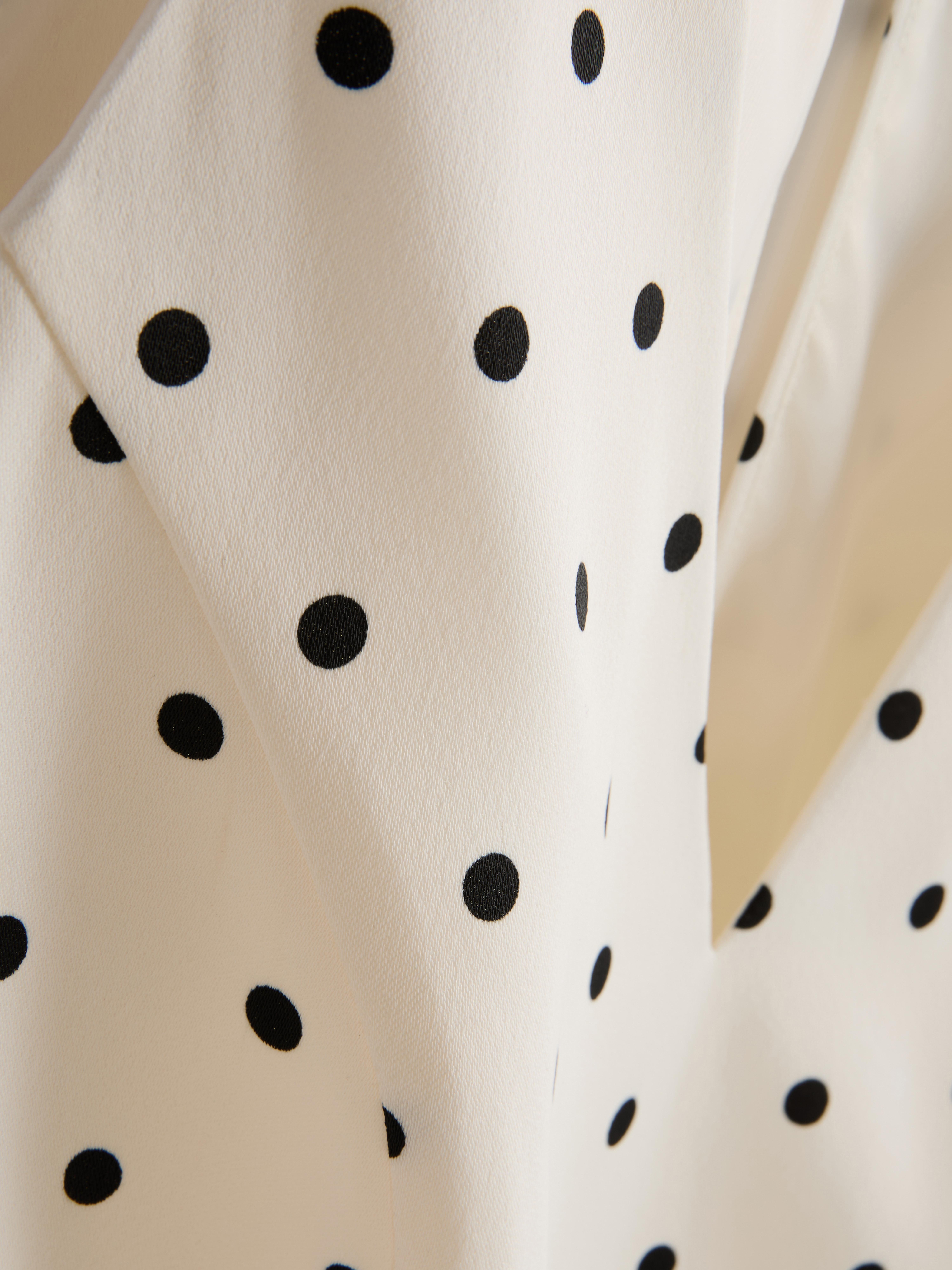 Top con scollo all'americana a pois e volant
