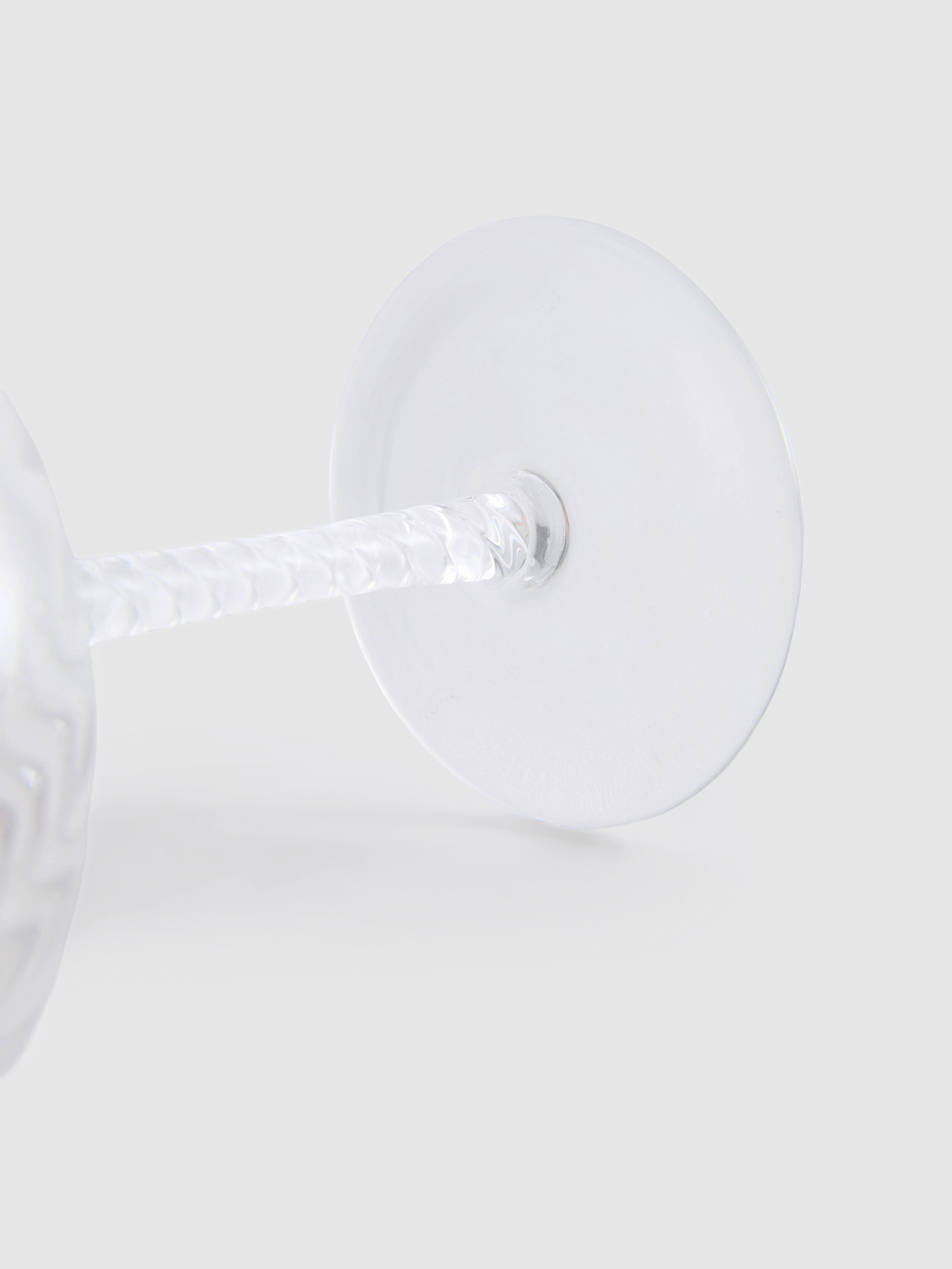 Coupé-Glas mit geschwungenem Stiel