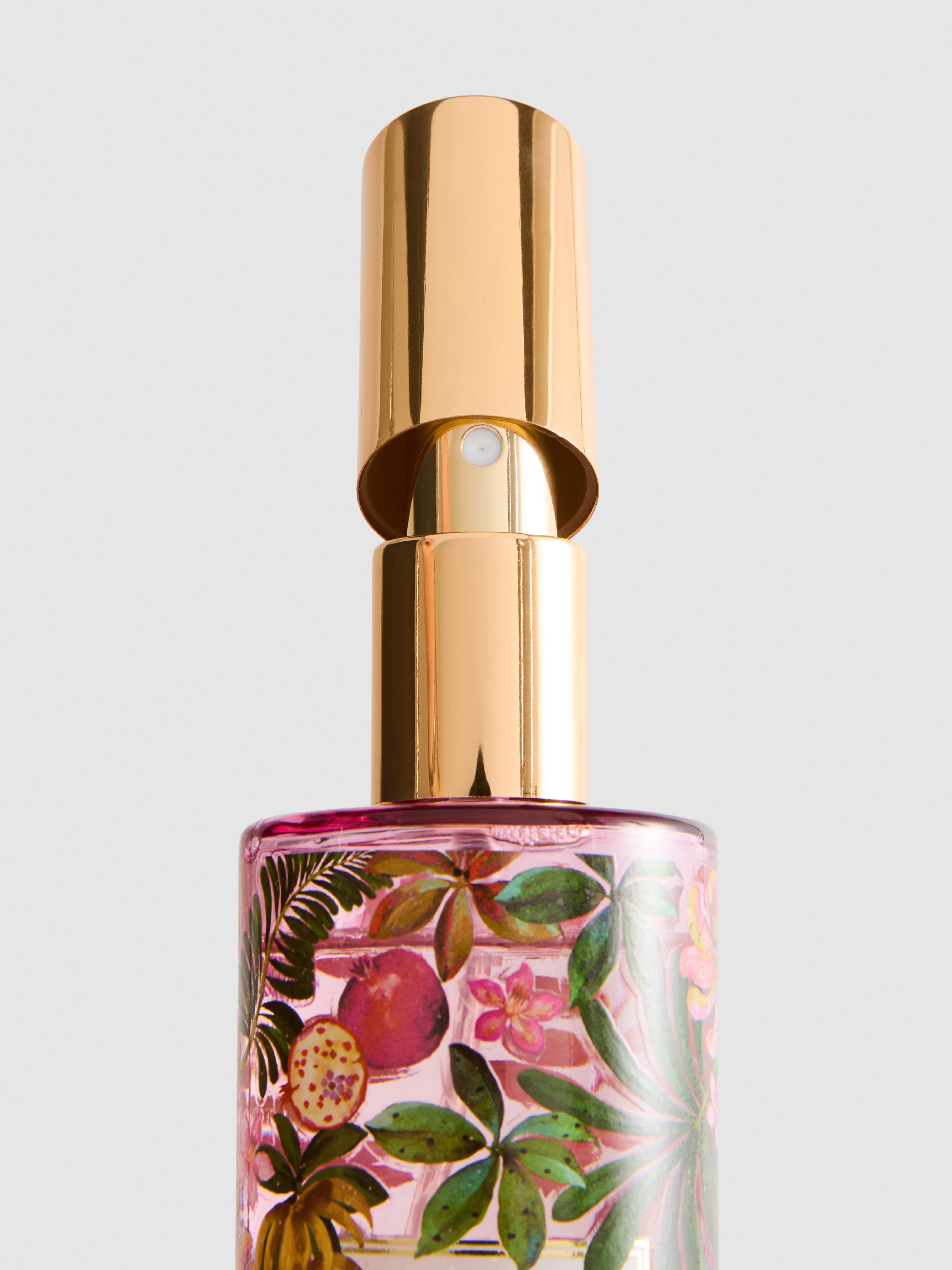 Raumspray in dekorierter Flasche