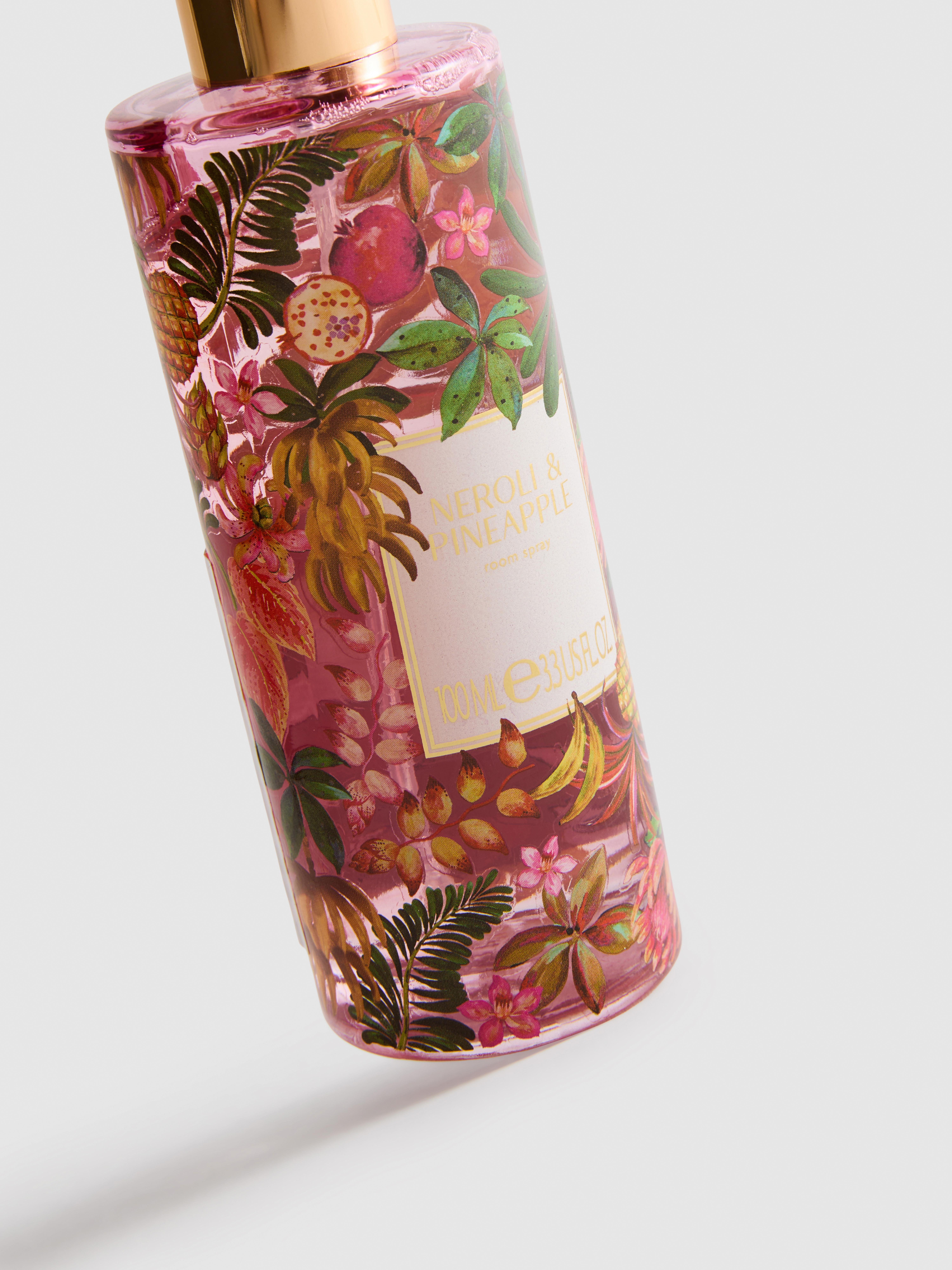 Raumspray in dekorierter Flasche