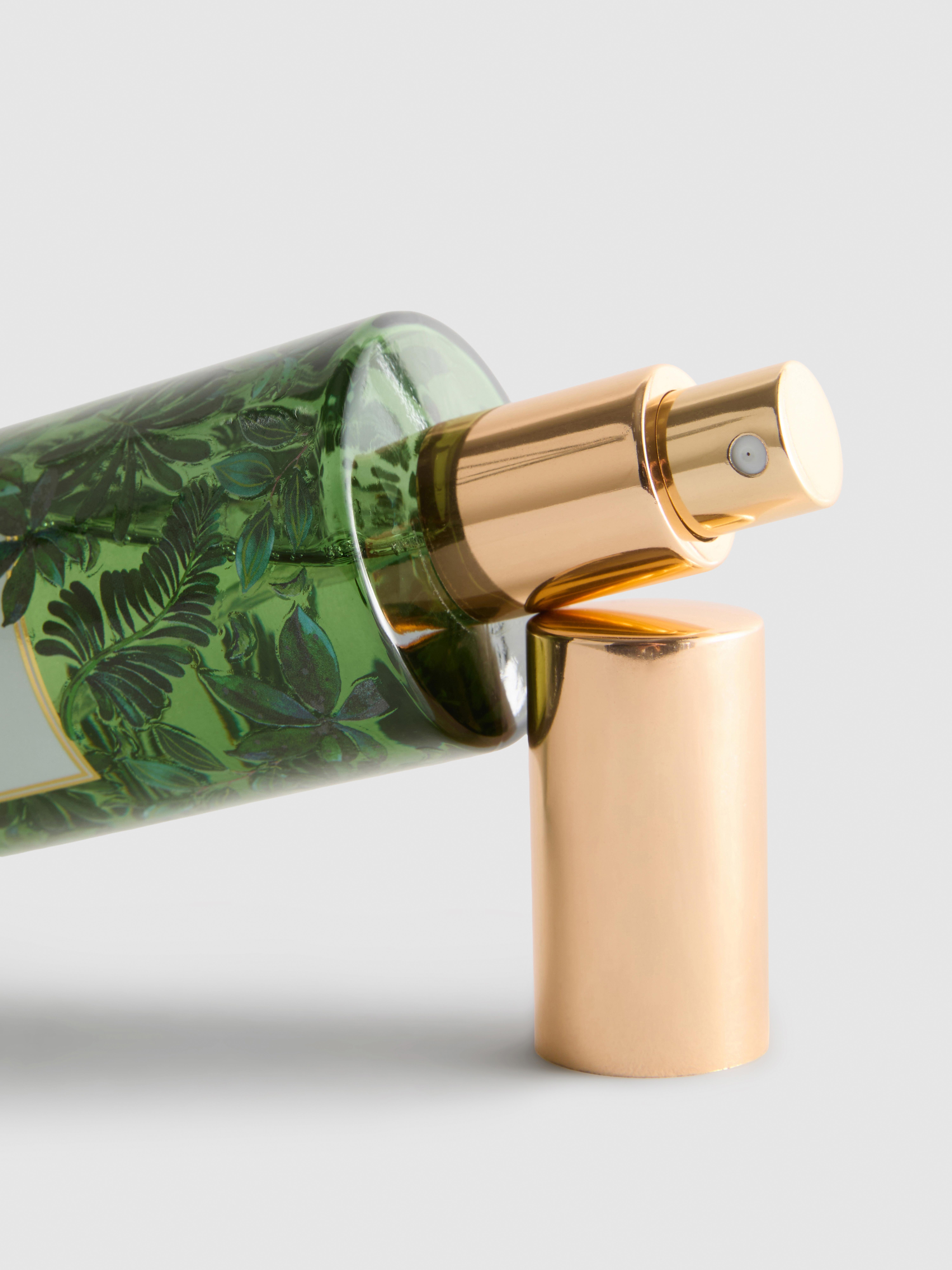 Raumspray in dekorierter Flasche