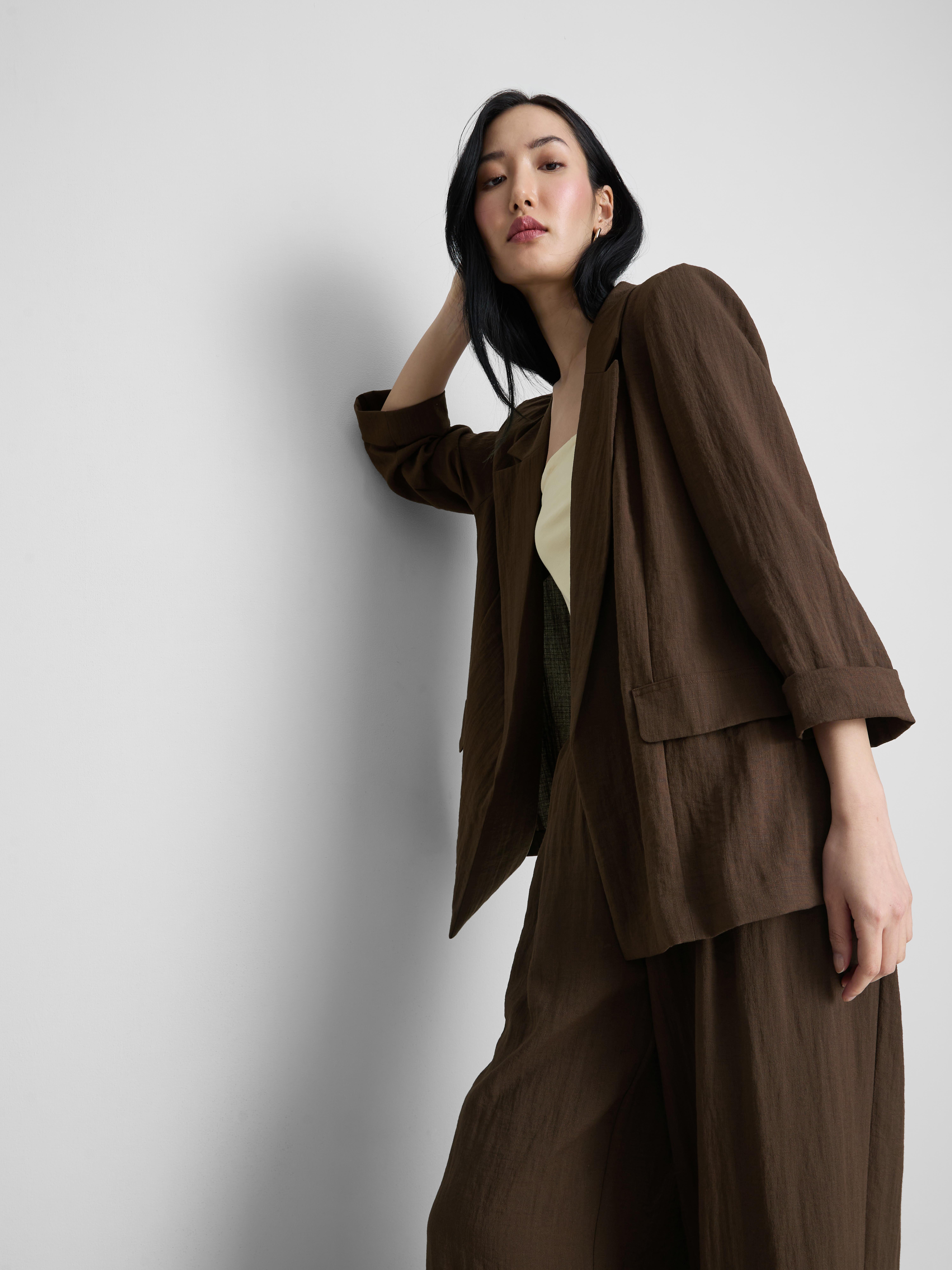 Blazer strutturato con revers dentellati