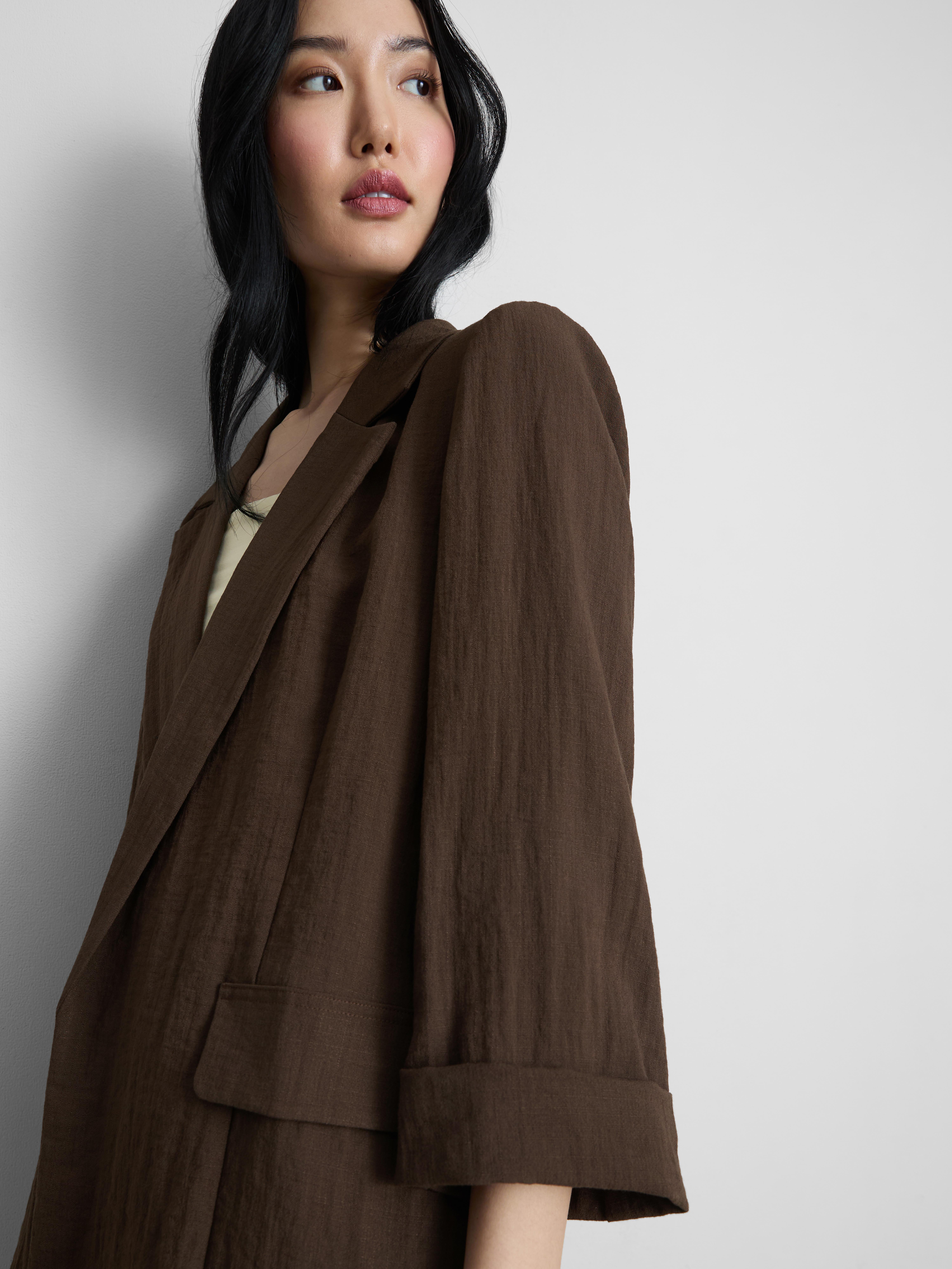 Blazer strutturato con revers dentellati