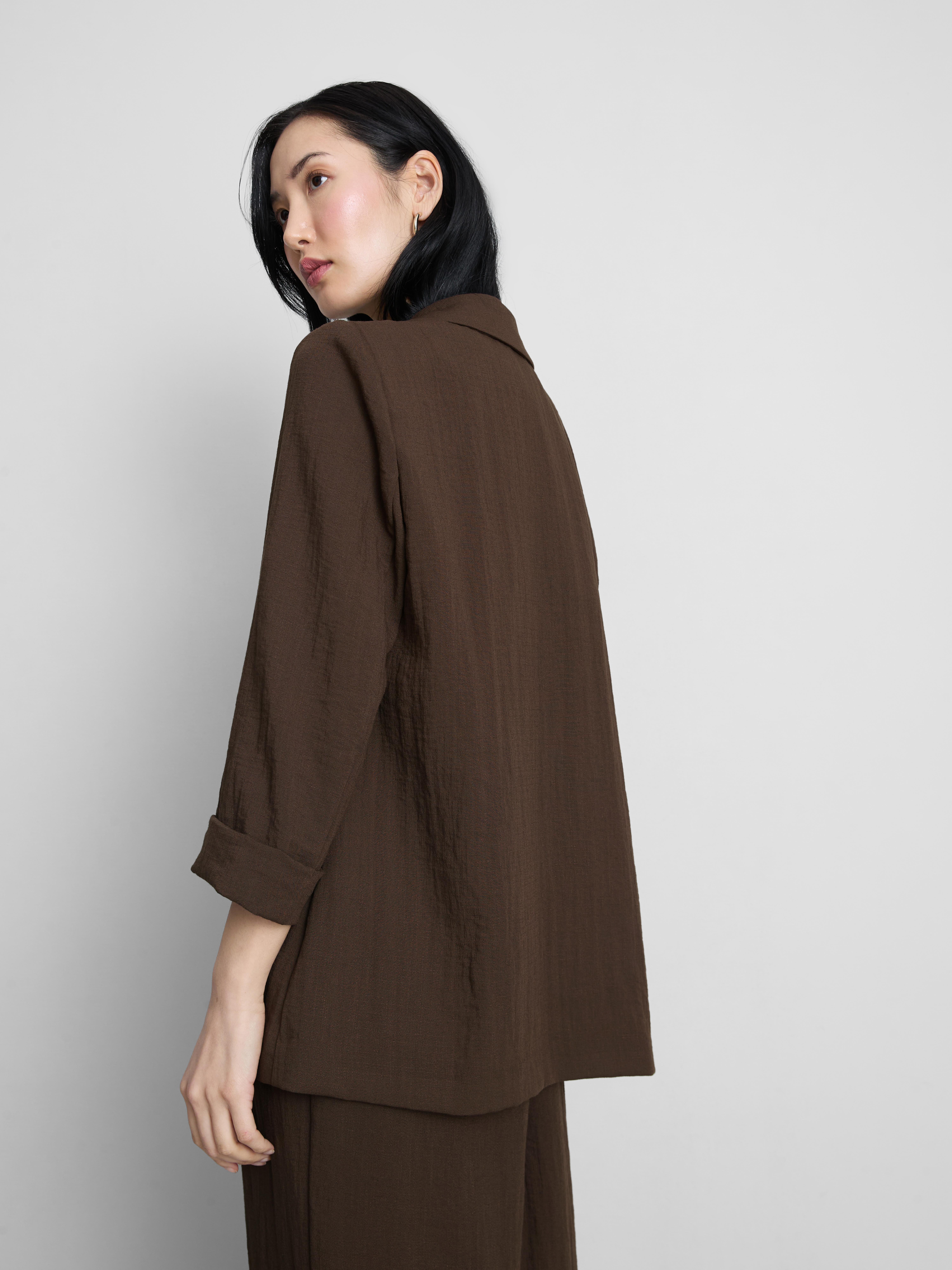 Blazer strutturato con revers dentellati