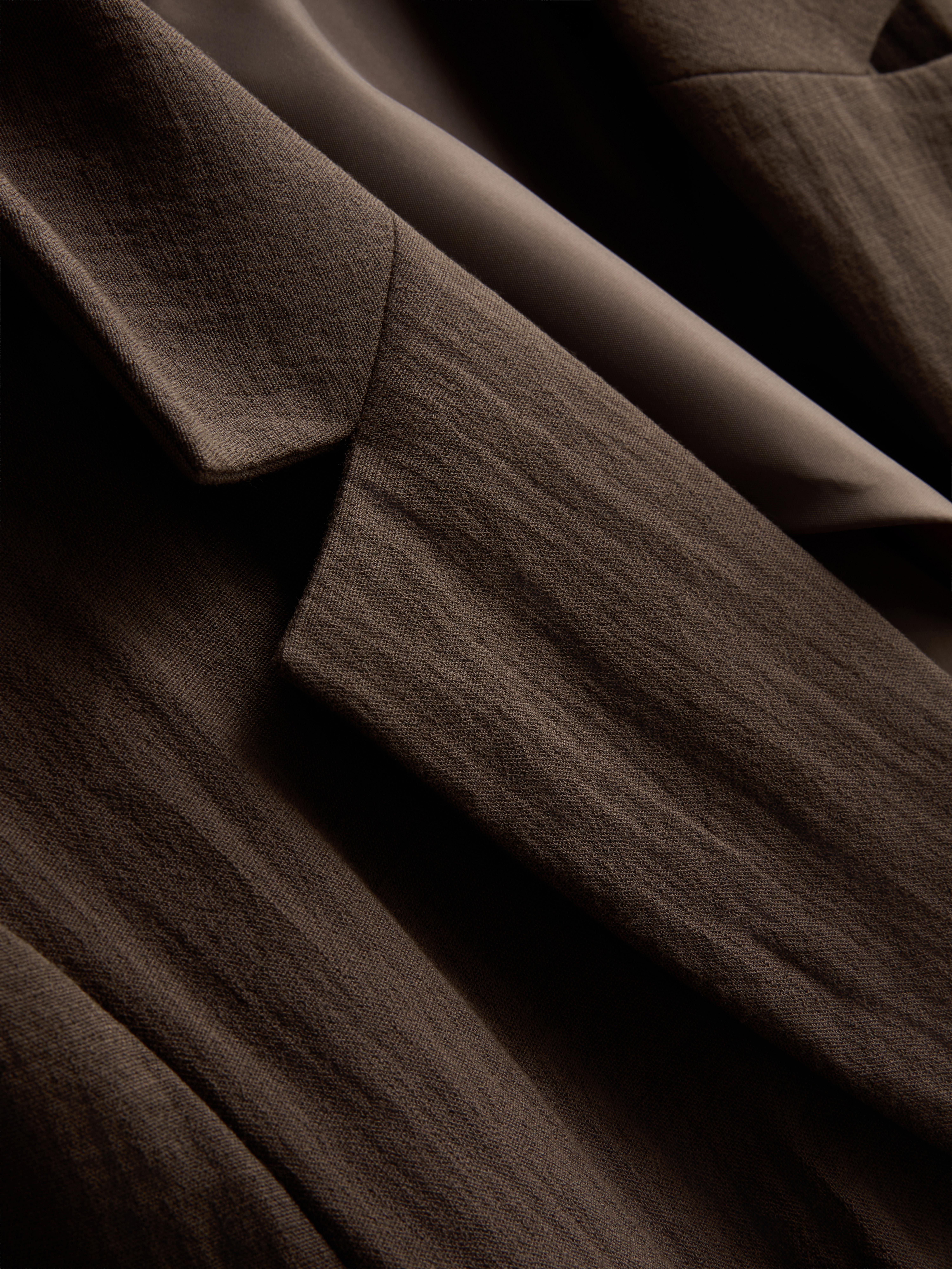 Blazer strutturato con revers dentellati