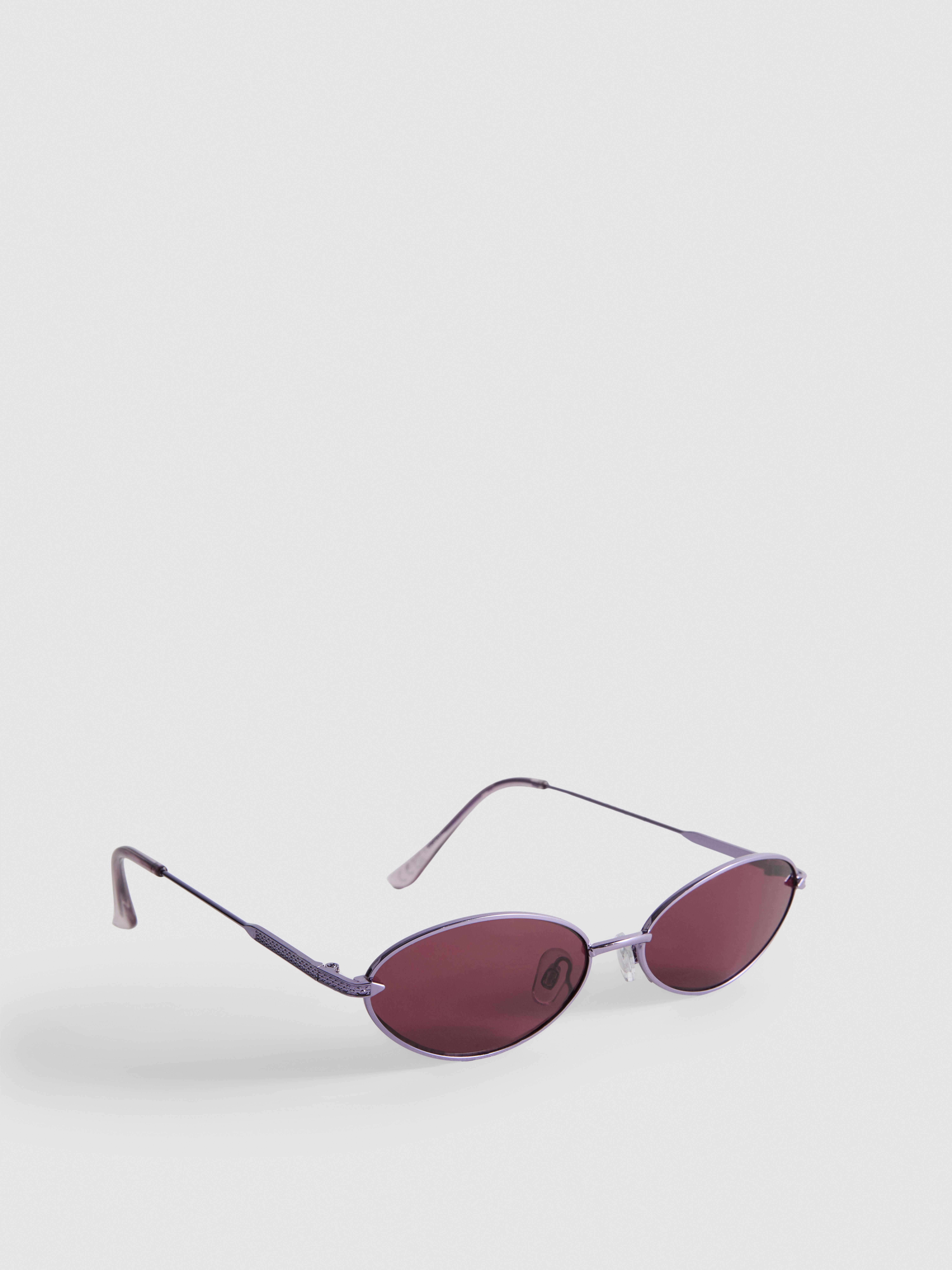 Getönte ovale Sonnenbrille im 90er-Jahre-Stil