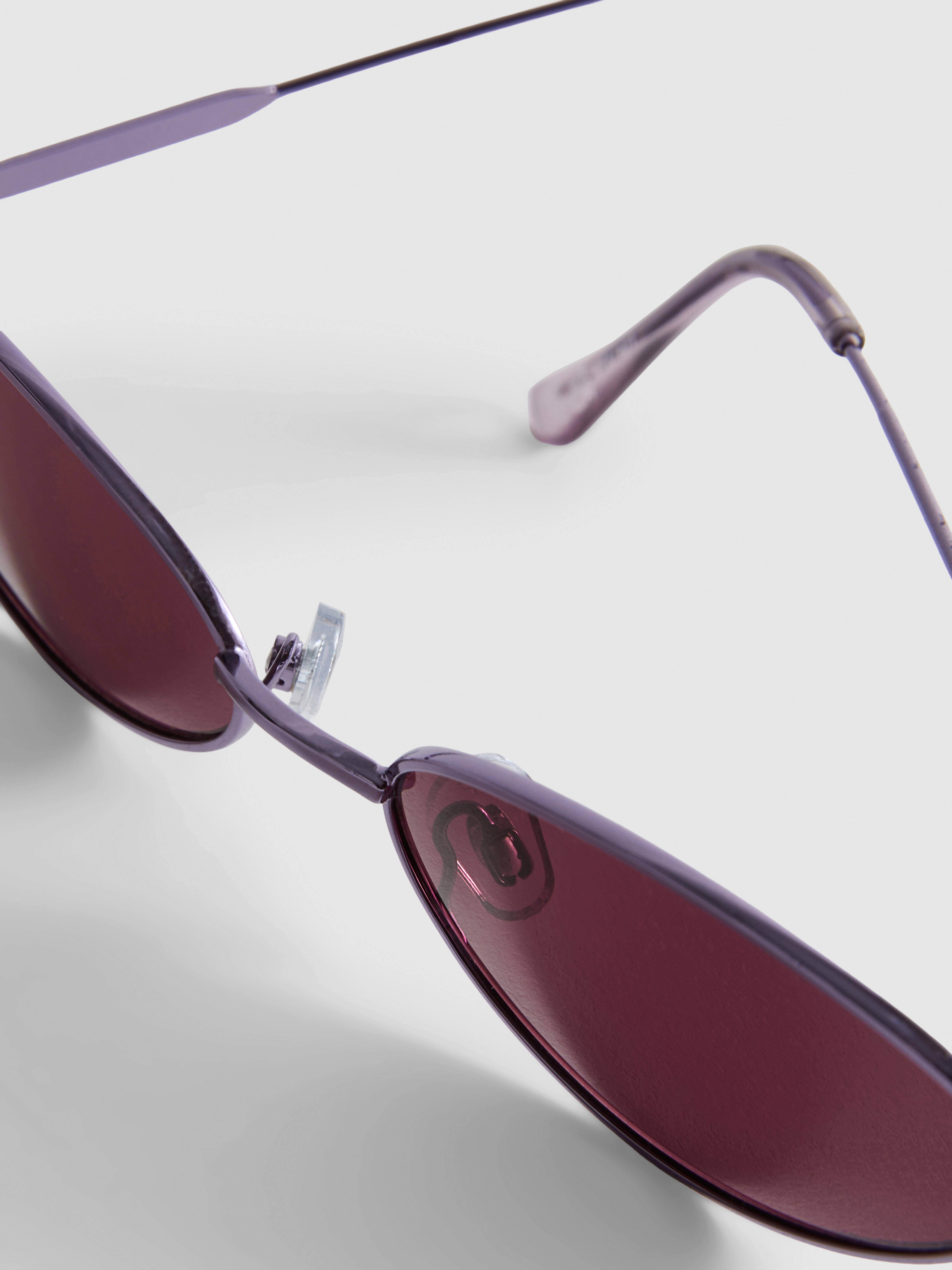 Getönte ovale Sonnenbrille im 90er-Jahre-Stil