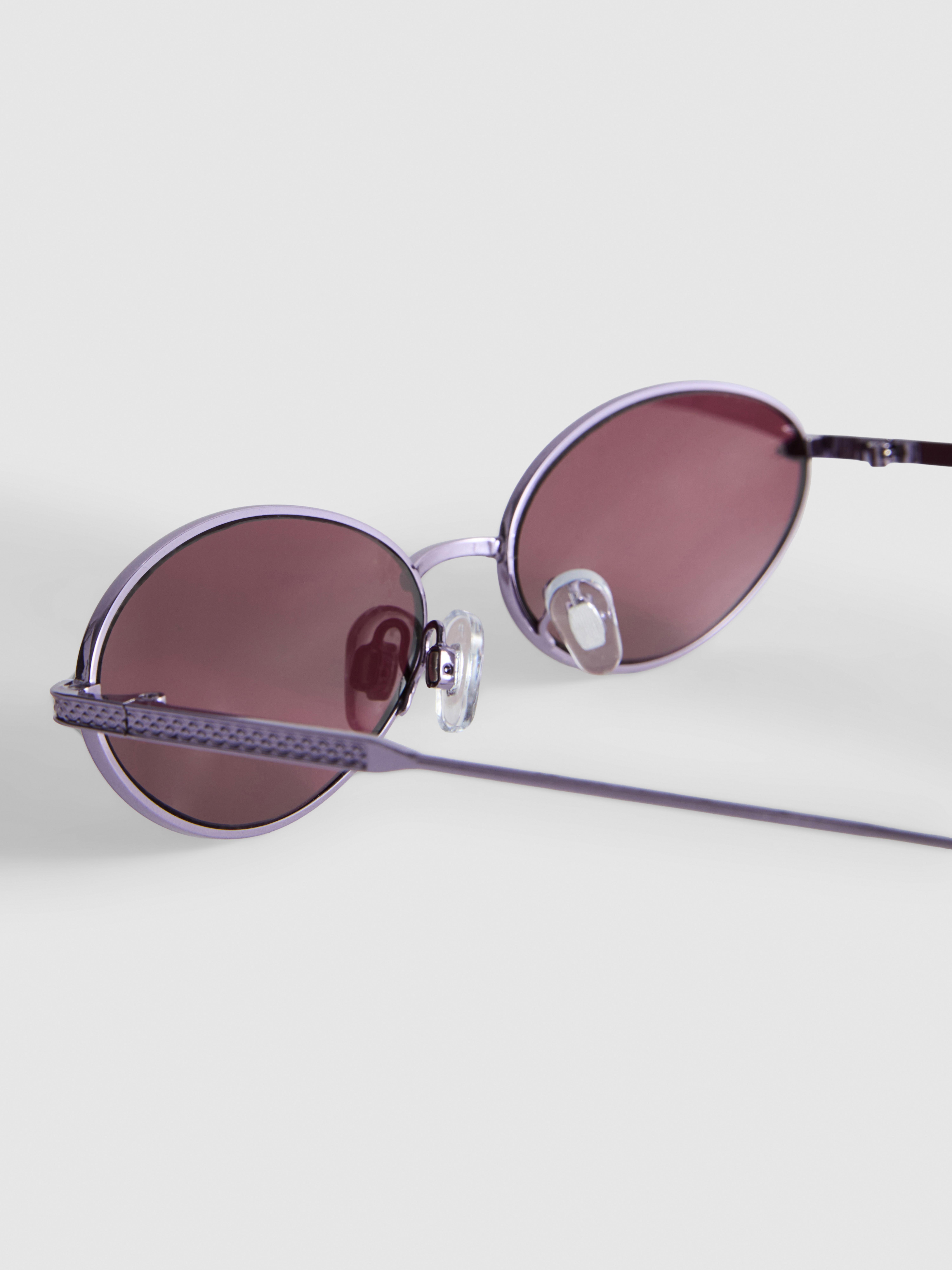 Getönte ovale Sonnenbrille im 90er-Jahre-Stil
